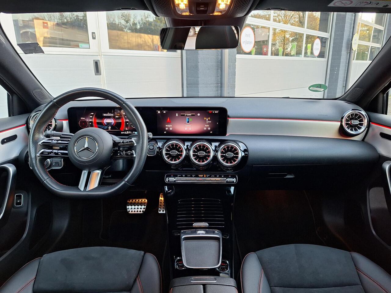 Mercedes-Benz A-KLASSE 250 e AMG Line | Premium | Night pakket | Panoramadak | Achteruitrijcamera | Stoelverwarming | Multibeam LED | Sfeerverlichting | Dodehoekassistentie | Keyless-GO