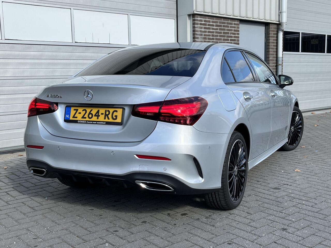 Mercedes-Benz A-KLASSE Limousine 250 e AMG Line | Night Pakket | Panoramadak | Premium Pakket | Multibeam LED Koplampen | Dodehoekassistent | Advanced Sound System | Apple CarPlay | Android Auto | Sfeerverlichting | Stoelverwarming | Achteruitrijcamera