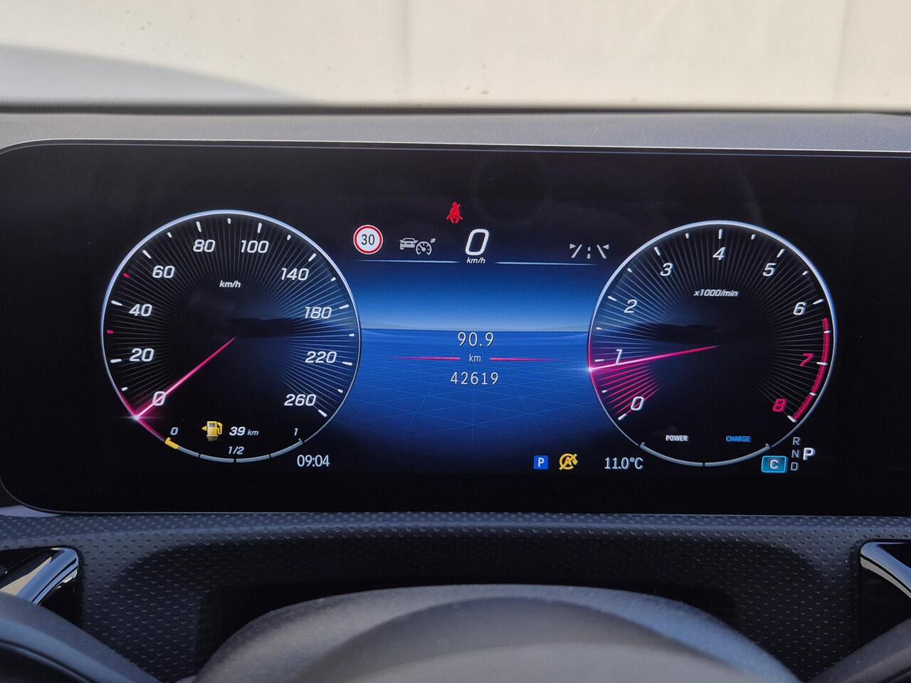 Mercedes-Benz A-KLASSE 200 AMG Line Automaat / Trekgewicht 1600 Kg / Stoelverwarming / Achteruitrijcamera / Navigatie / Keyless Entry/Start / Adaptief CC / Climate control / Parkeersensoren voor en achter /