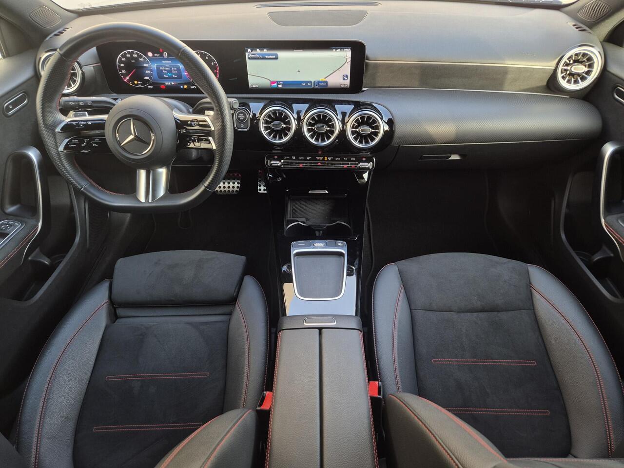 Mercedes-Benz A-KLASSE 200 AMG Line Automaat / Trekgewicht 1600 Kg / Stoelverwarming / Achteruitrijcamera / Navigatie / Keyless Entry/Start / Adaptief CC / Climate control / Parkeersensoren voor en achter /