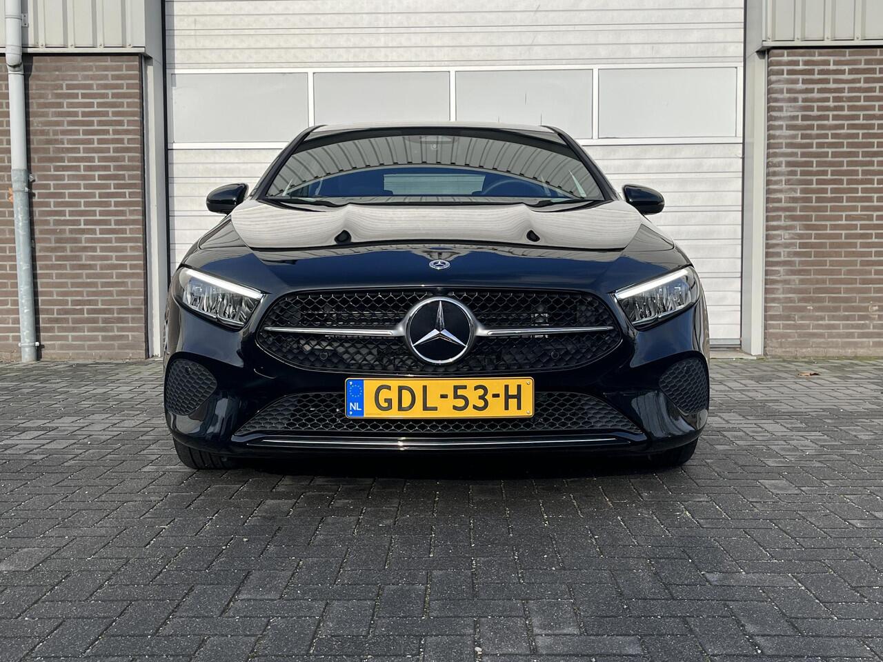 Mercedes-Benz A-KLASSE 180 Star Edition Luxury | Panoramadak | Apple CarPlay | Android Auto | Donkergetint Glas Achter | Sfeerverlichting | Stoelverwarming | Achteruitrijcamera | Parkeersensoren | Elektrisch Inklapbare Buitenspiegels