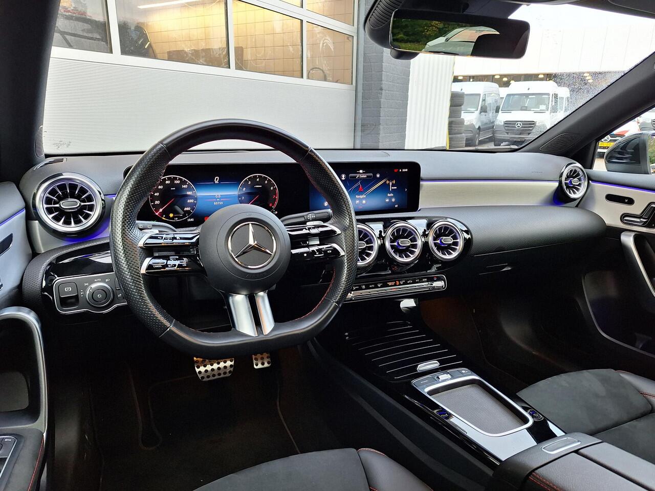 Mercedes-Benz A-KLASSE 200 AMG Line | Panoramadak | 360° Camera | Memory pakket | Head-up Display | Sfeerverlichting | Keyless-GO | Multibeam LED verlichting