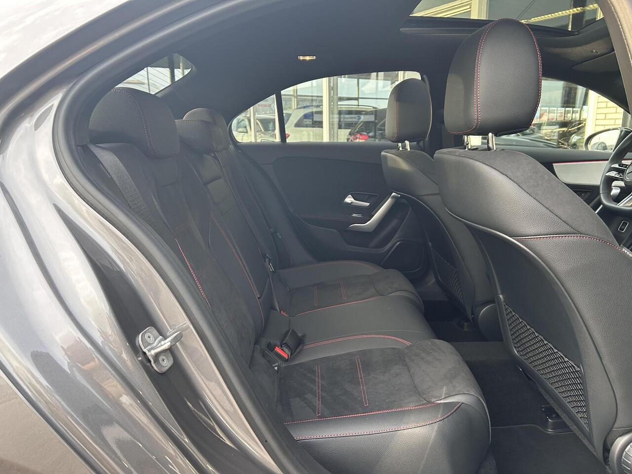 Mercedes-Benz A-KLASSE 180 Star Edition AMG Line | Panoramadak | Stoelverwarming | Cruise Control