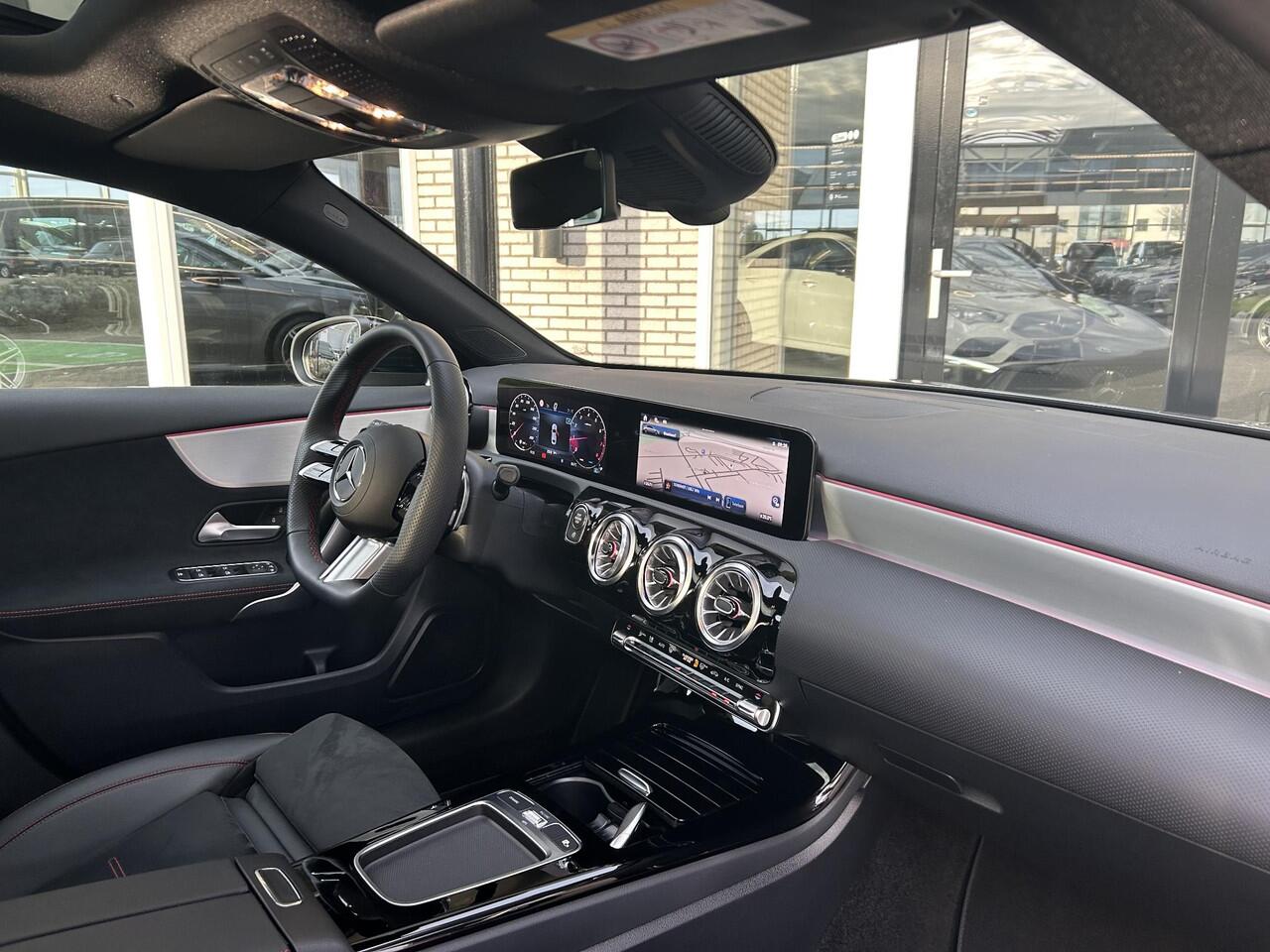 Mercedes-Benz A-KLASSE 180 Star Edition AMG Line | Panoramadak | Stoelverwarming | Cruise Control