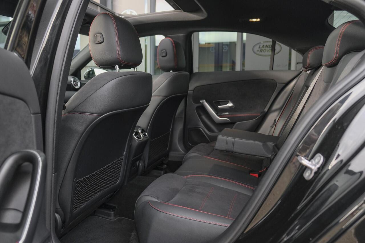 Mercedes-Benz A-KLASSE A250e AMG 218pk Hybrid Panoramadak Night pakket Widescreen Sfeerverlichting 19" LMV NLauto