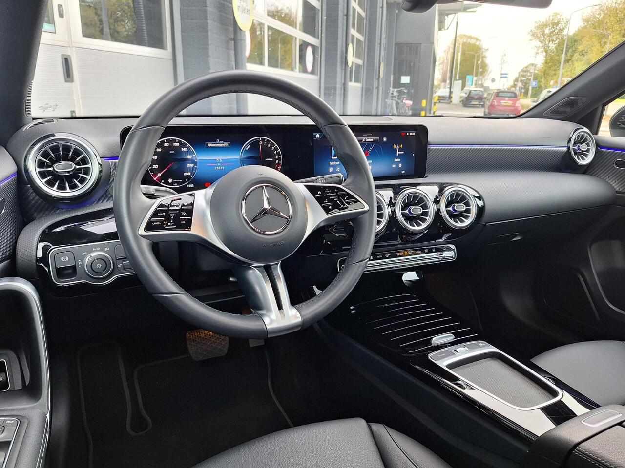 Mercedes-Benz A-KLASSE 250 e | Panoramadak | Night Pakket | MULTIBEAM LED Koplampen | Apple CarPlay | Android Auto | Sfeerverlichting | Dodehoekassistentie | Stoelverwarming | Achteruitrijcamera | Elektrisch Inklapbare Buitenspiegels