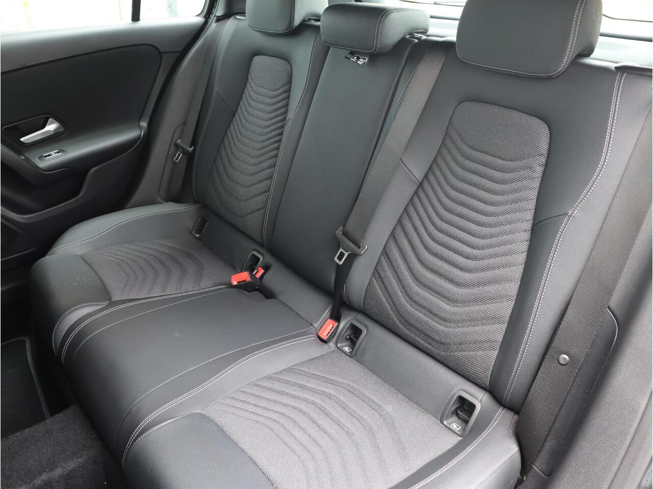 Mercedes-Benz A-KLASSE 180 Star Edition Navigatie | Camera | LED | Automaat