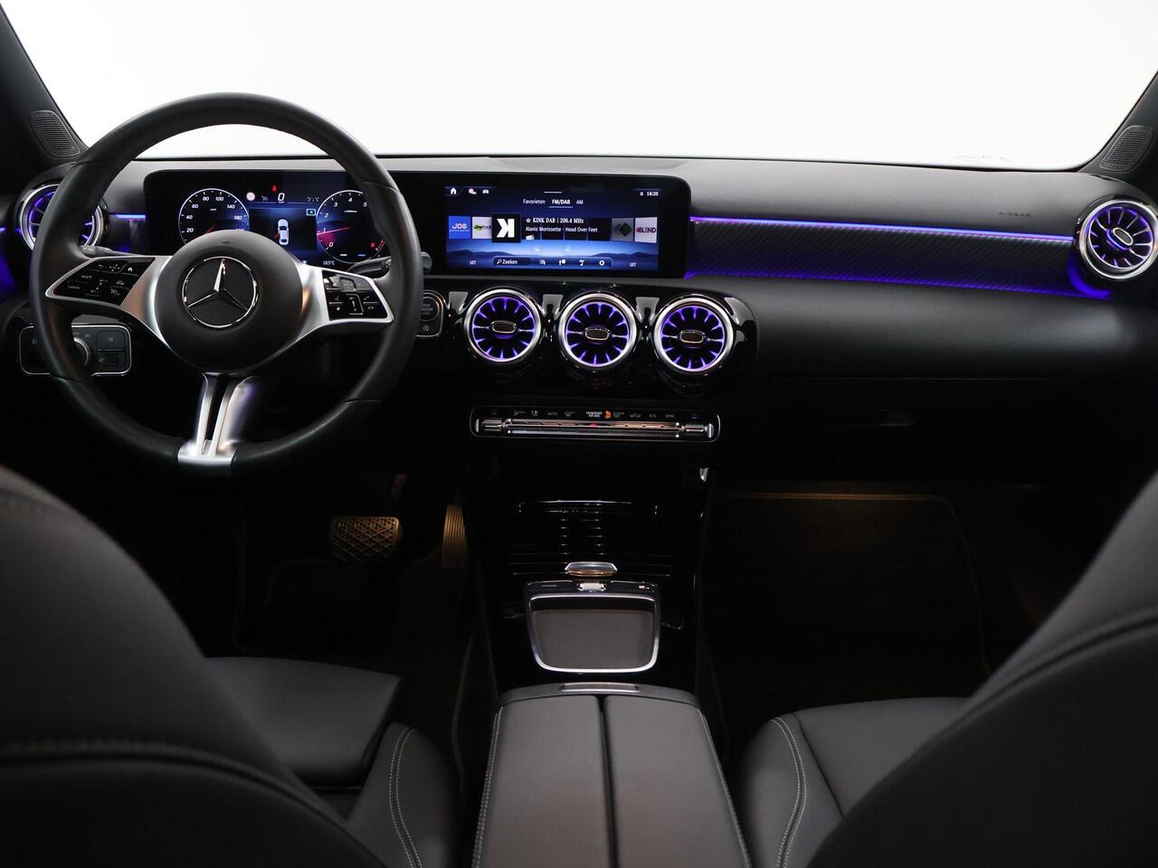 Mercedes-Benz A-KLASSE 180 Star Edition Luxury Line Widescreen | Stoelverwarming | Keyless | High Peformance LED koplampen |
