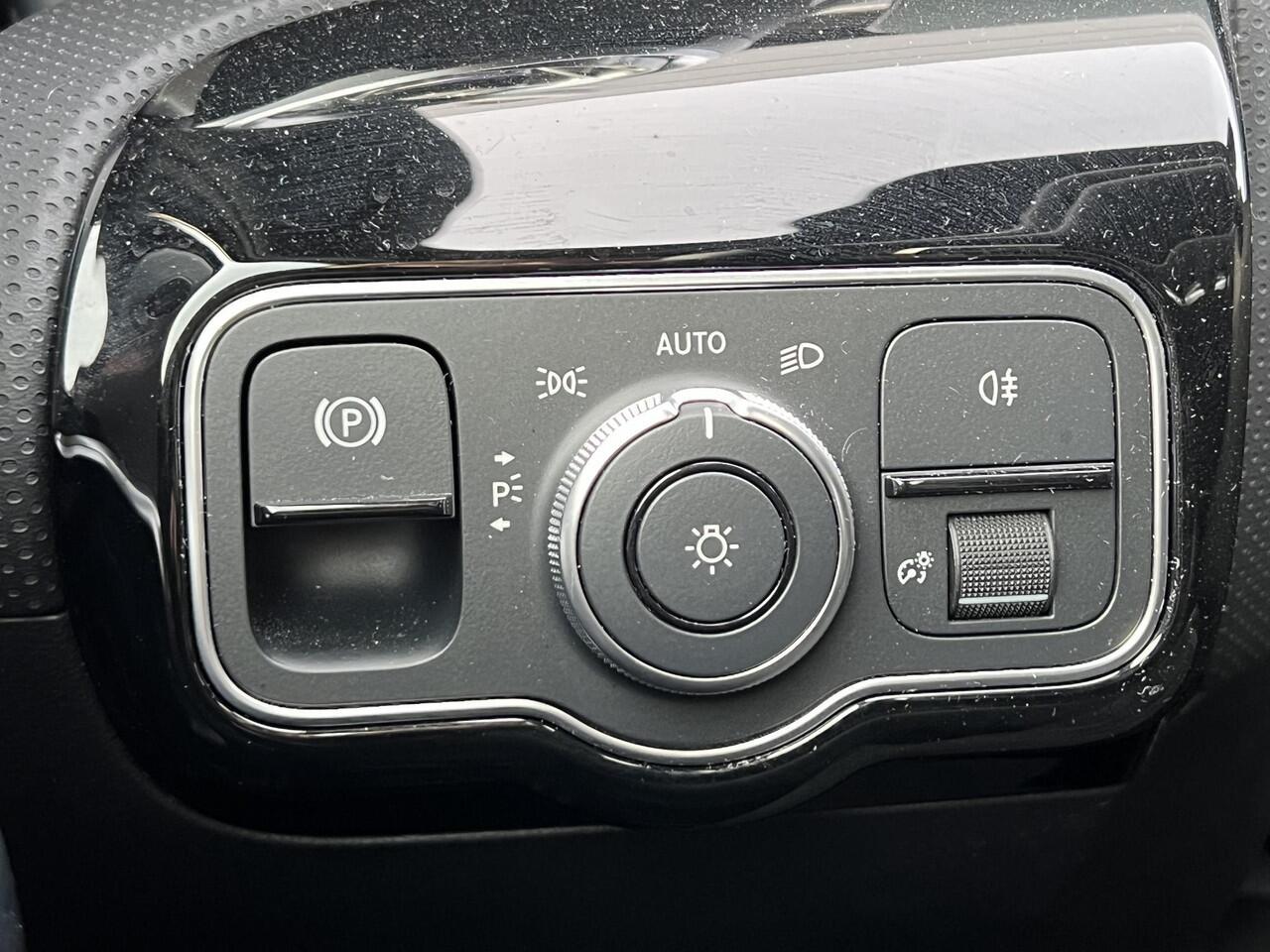 Mercedes-Benz A-KLASSE 180 AMG Line | Panoramadak | MULTIBEAM LED Koplampen | Dodehoekassistent | Advanced Sound System | Apple CarPlay | Android Auto | Augmented Reality voor Navigatie | Donkergetint Glas Achter | Sfeerverlichting | Stoelverwarming