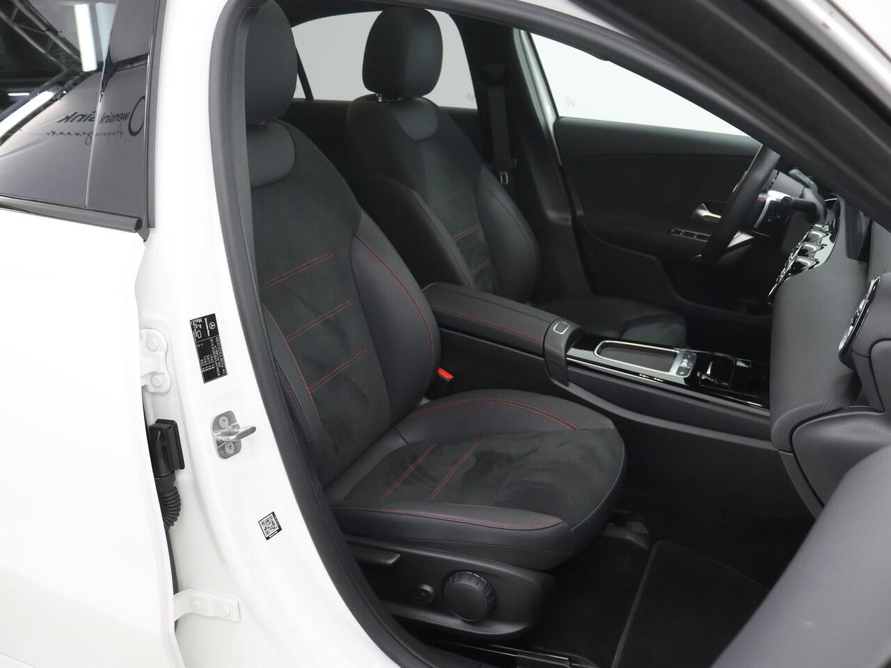 Mercedes-Benz A-KLASSE Limousine 180 Star Edition AMG Panoramadak | Night-pakket | 19" AMG velgen | Sfeerverlichting | Stoelverwarming | Multibeam led koplampen
