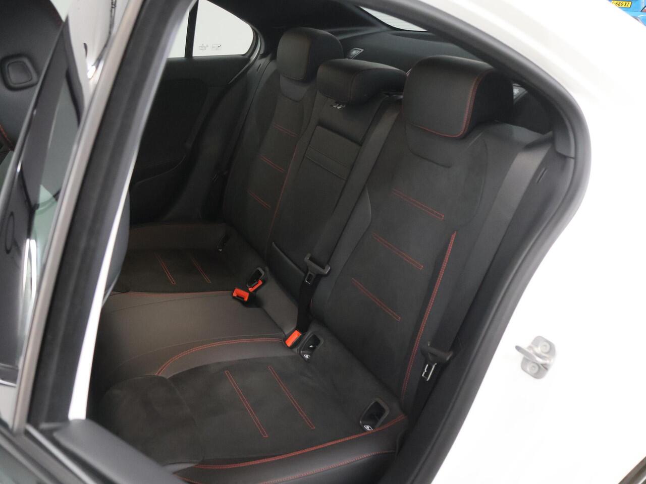 Mercedes-Benz A-KLASSE Limousine 180 Star Edition AMG Panoramadak | Night-pakket | 19" AMG velgen | Sfeerverlichting | Stoelverwarming | Multibeam led koplampen