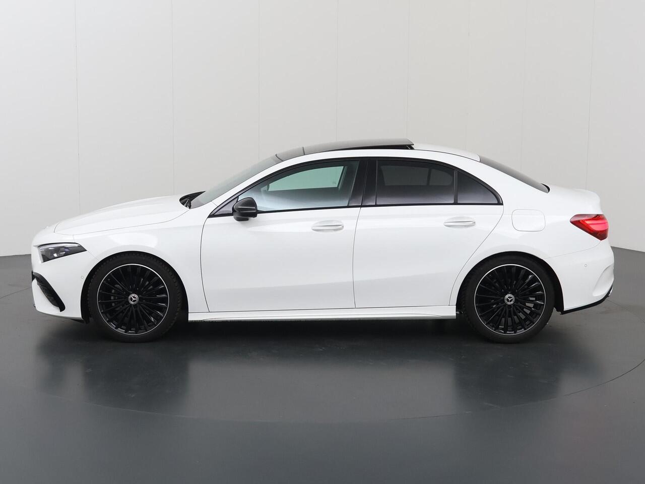 Mercedes-Benz A-KLASSE Limousine 180 Star Edition AMG Panoramadak | Night-pakket | 19" AMG velgen | Sfeerverlichting | Stoelverwarming | Multibeam led koplampen