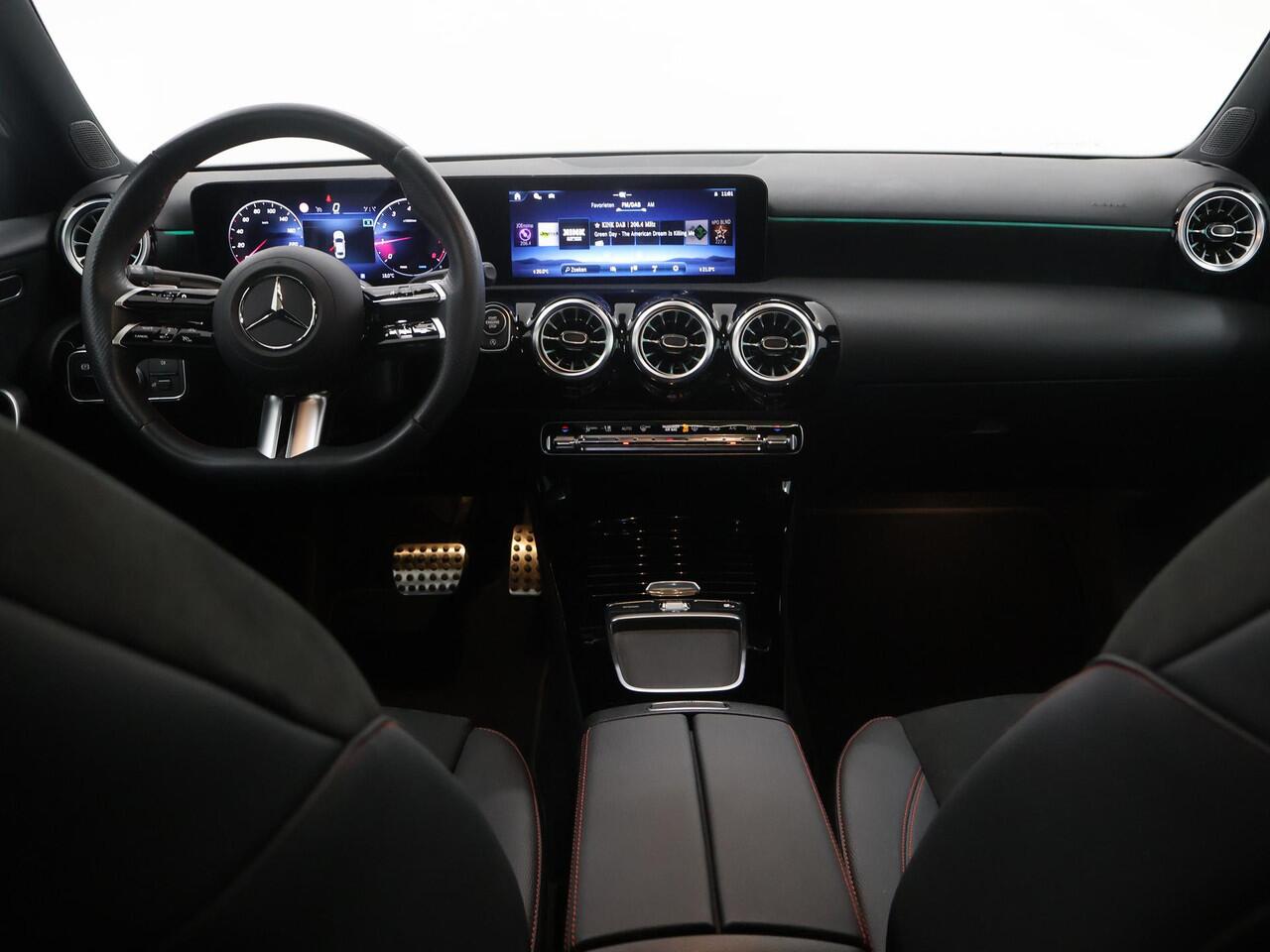 Mercedes-Benz A-KLASSE Limousine 180 Star Edition AMG Panoramadak | Night-pakket | 19" AMG velgen | Sfeerverlichting | Stoelverwarming | Multibeam led koplampen