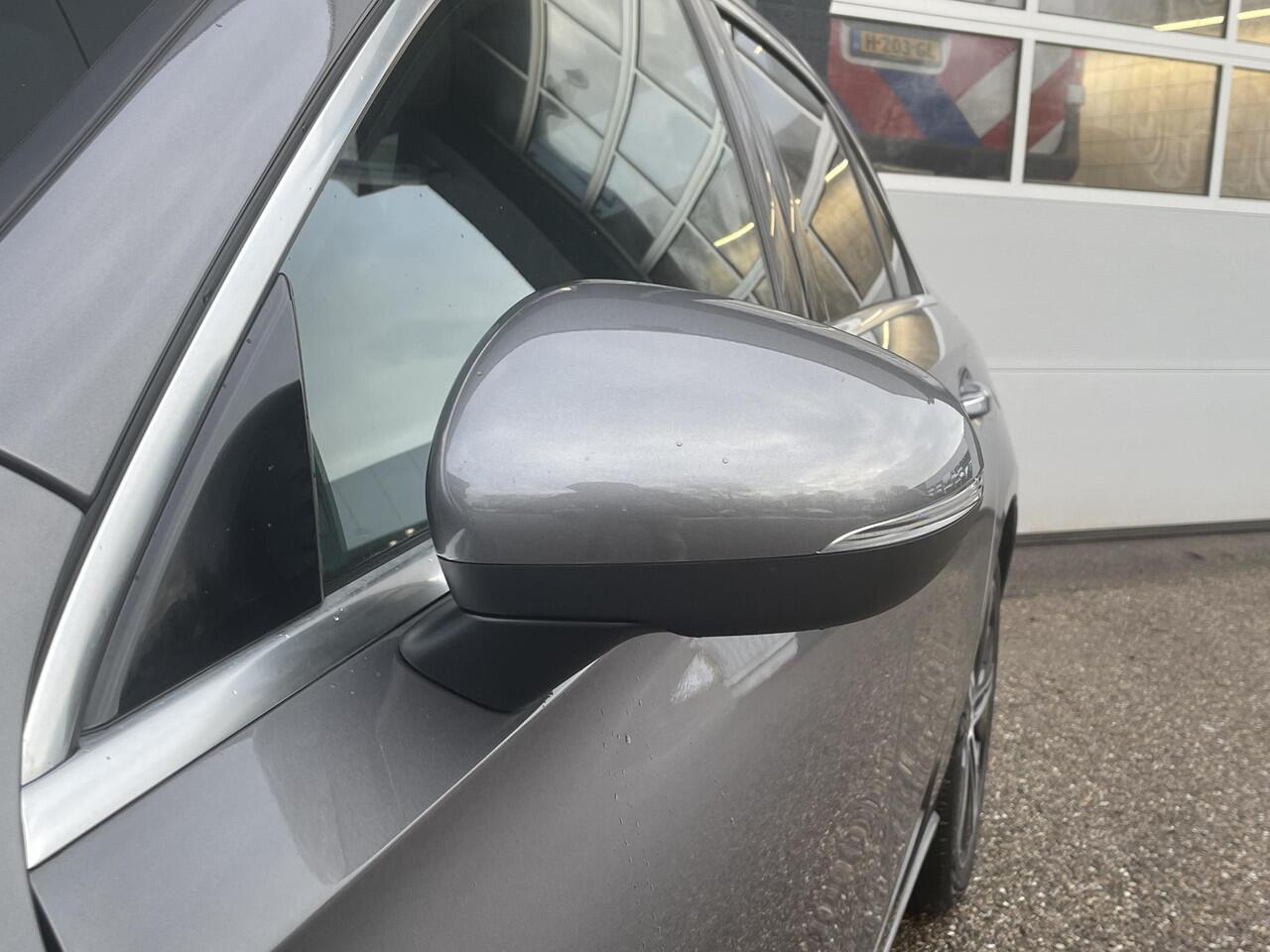 Mercedes-Benz A-KLASSE 250 e Luxury Line | Panoramadak | Achteruitrijcamera | Stoelverwarming | Dodehoekassistent | Sfeerverlichting | Apple & Android Carplay