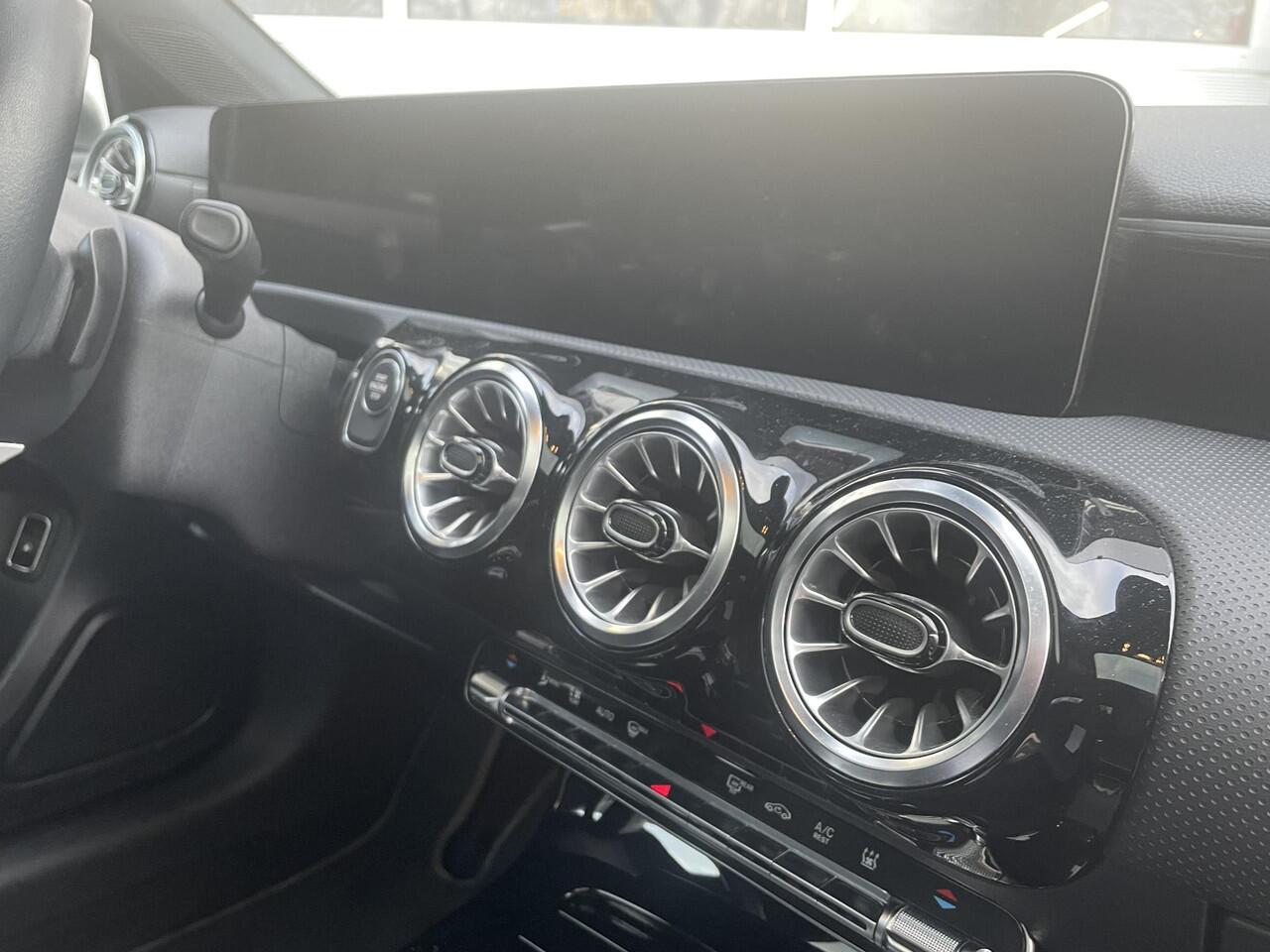 Mercedes-Benz A-KLASSE 250 e Luxury Line | Panoramadak | Achteruitrijcamera | Stoelverwarming | Dodehoekassistent | Sfeerverlichting | Apple & Android Carplay