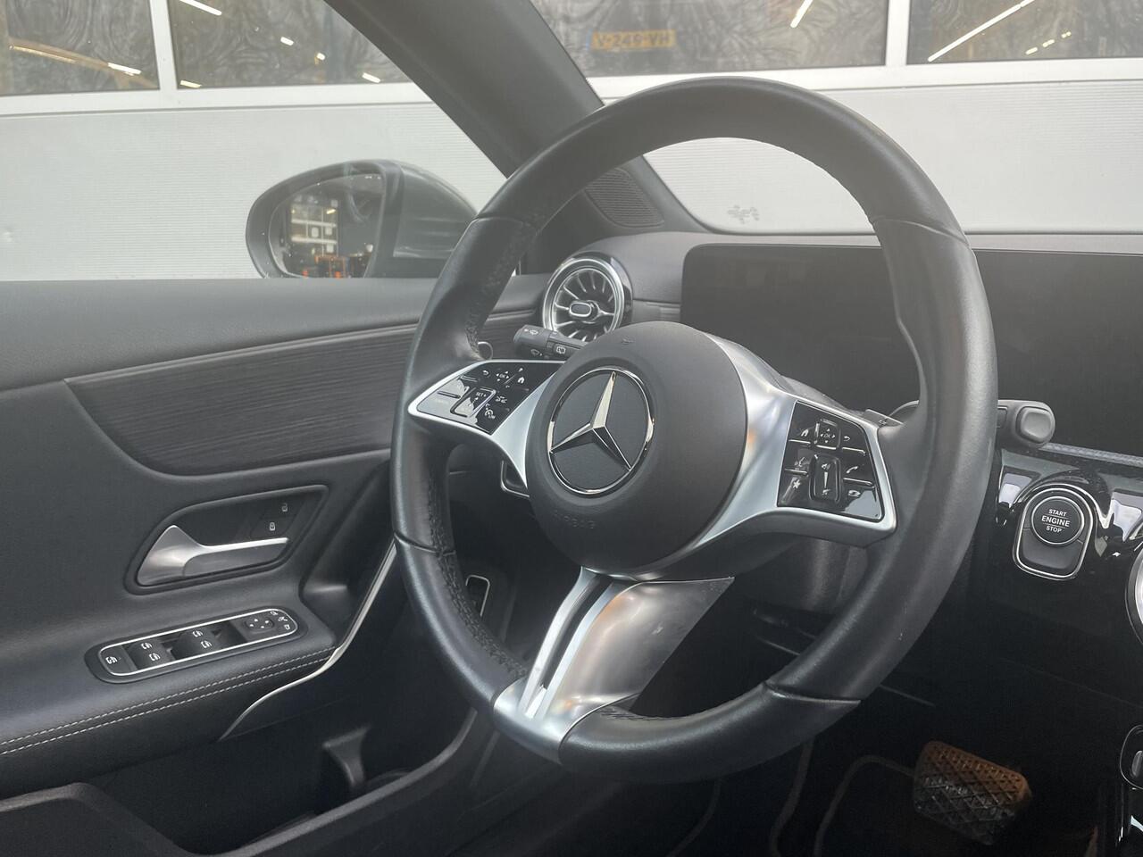 Mercedes-Benz A-KLASSE 250 e Luxury Line | Panoramadak | Achteruitrijcamera | Stoelverwarming | Dodehoekassistent | Sfeerverlichting | Apple & Android Carplay