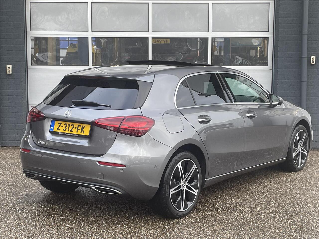 Mercedes-Benz A-KLASSE 250 e Luxury Line | Panoramadak | Achteruitrijcamera | Stoelverwarming | Dodehoekassistent | Sfeerverlichting | Apple & Android Carplay