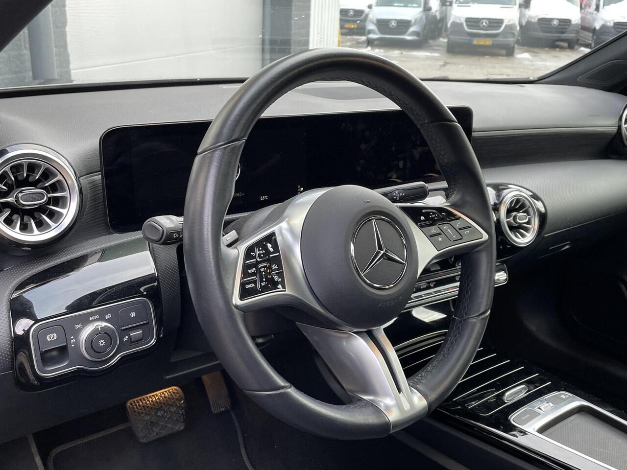 Mercedes-Benz A-KLASSE 250 e Luxury Line | Panoramadak | Achteruitrijcamera | Stoelverwarming | Dodehoekassistent | Sfeerverlichting | Apple & Android Carplay