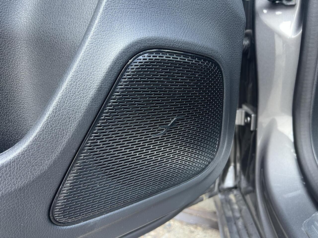 Mercedes-Benz A-KLASSE 200 AMG Line | Premium Pakket | Night Pakket | Panoramadak | MULTIBEAM LED Koplampen | Trekhaak | Dodehoekassistent | Advanced Sound System | Sfeerverlichting | Stoelverwarming | Achteruitrijcamera | Elektrisch Inklapbare Buitenspiegels