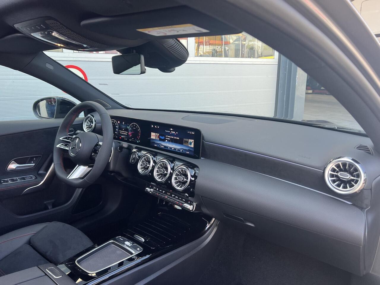 Mercedes-Benz A-KLASSE 200 AMG Line | Premium Pakket | Night Pakket | Panoramadak | MULTIBEAM LED Koplampen | Trekhaak | Dodehoekassistent | Advanced Sound System | Sfeerverlichting | Stoelverwarming | Achteruitrijcamera | Elektrisch Inklapbare Buitenspiegels