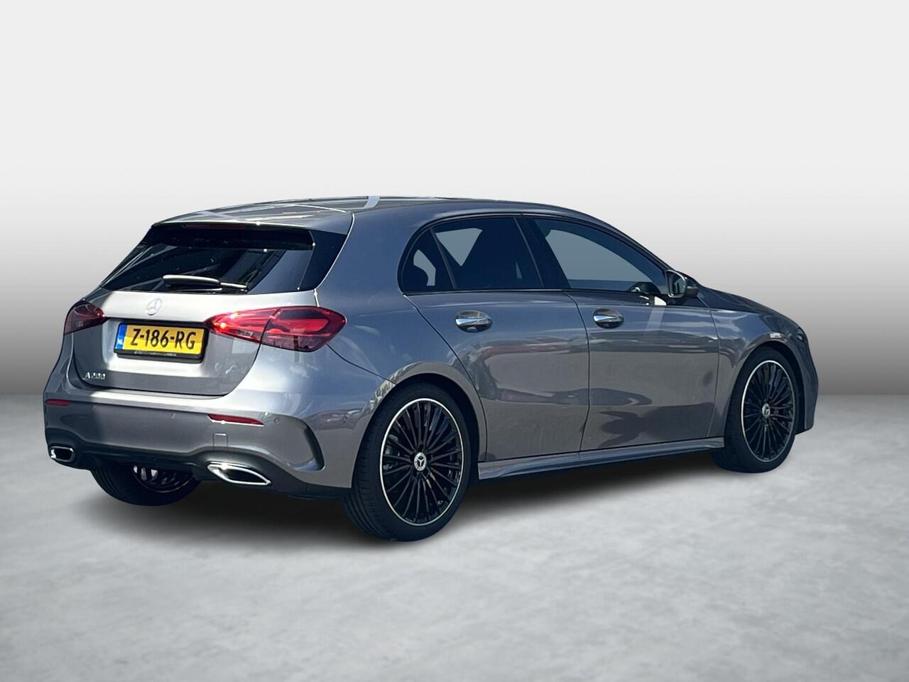 Mercedes-Benz A-KLASSE 200 AMG Line | Premium Pakket | Night Pakket | Panoramadak | MULTIBEAM LED Koplampen | Trekhaak | Dodehoekassistent | Advanced Sound System | Sfeerverlichting | Stoelverwarming | Achteruitrijcamera | Elektrisch Inklapbare Buitenspiegels