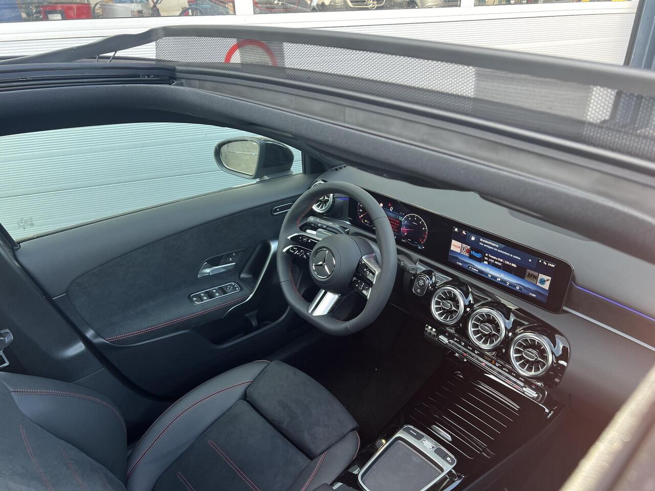 Mercedes-Benz A-KLASSE 200 AMG Line | Premium Pakket | Night Pakket | Panoramadak | MULTIBEAM LED Koplampen | Trekhaak | Dodehoekassistent | Advanced Sound System | Sfeerverlichting | Stoelverwarming | Achteruitrijcamera | Elektrisch Inklapbare Buitenspiegels