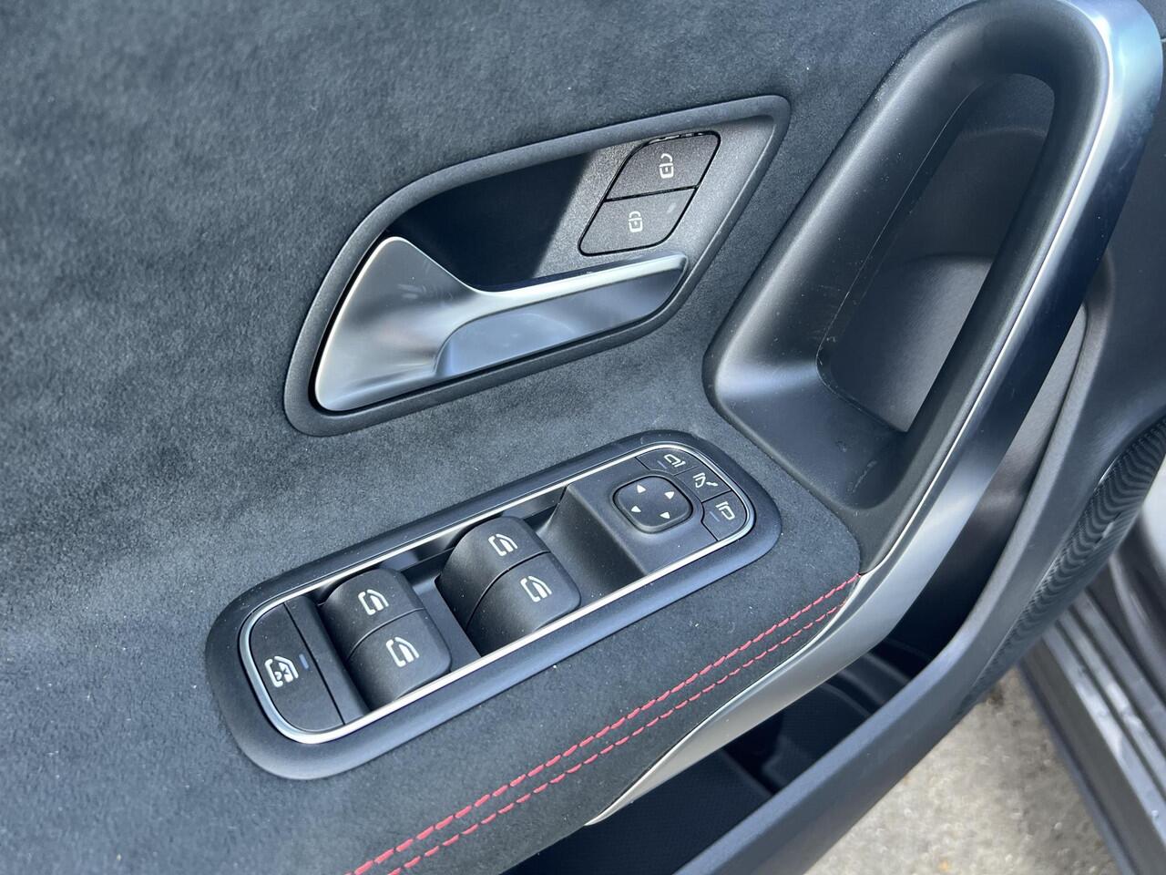 Mercedes-Benz A-KLASSE 200 AMG Line | Premium Pakket | Night Pakket | Panoramadak | MULTIBEAM LED Koplampen | Trekhaak | Dodehoekassistent | Advanced Sound System | Sfeerverlichting | Stoelverwarming | Achteruitrijcamera | Elektrisch Inklapbare Buitenspiegels