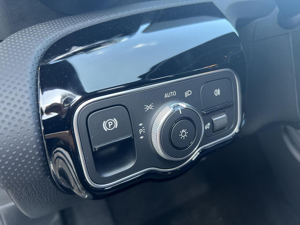 Mercedes-Benz A-KLASSE 200 AMG Line | Premium Pakket | Night Pakket | Panoramadak | MULTIBEAM LED Koplampen | Trekhaak | Dodehoekassistent | Advanced Sound System | Sfeerverlichting | Stoelverwarming | Achteruitrijcamera | Elektrisch Inklapbare Buitenspiegels