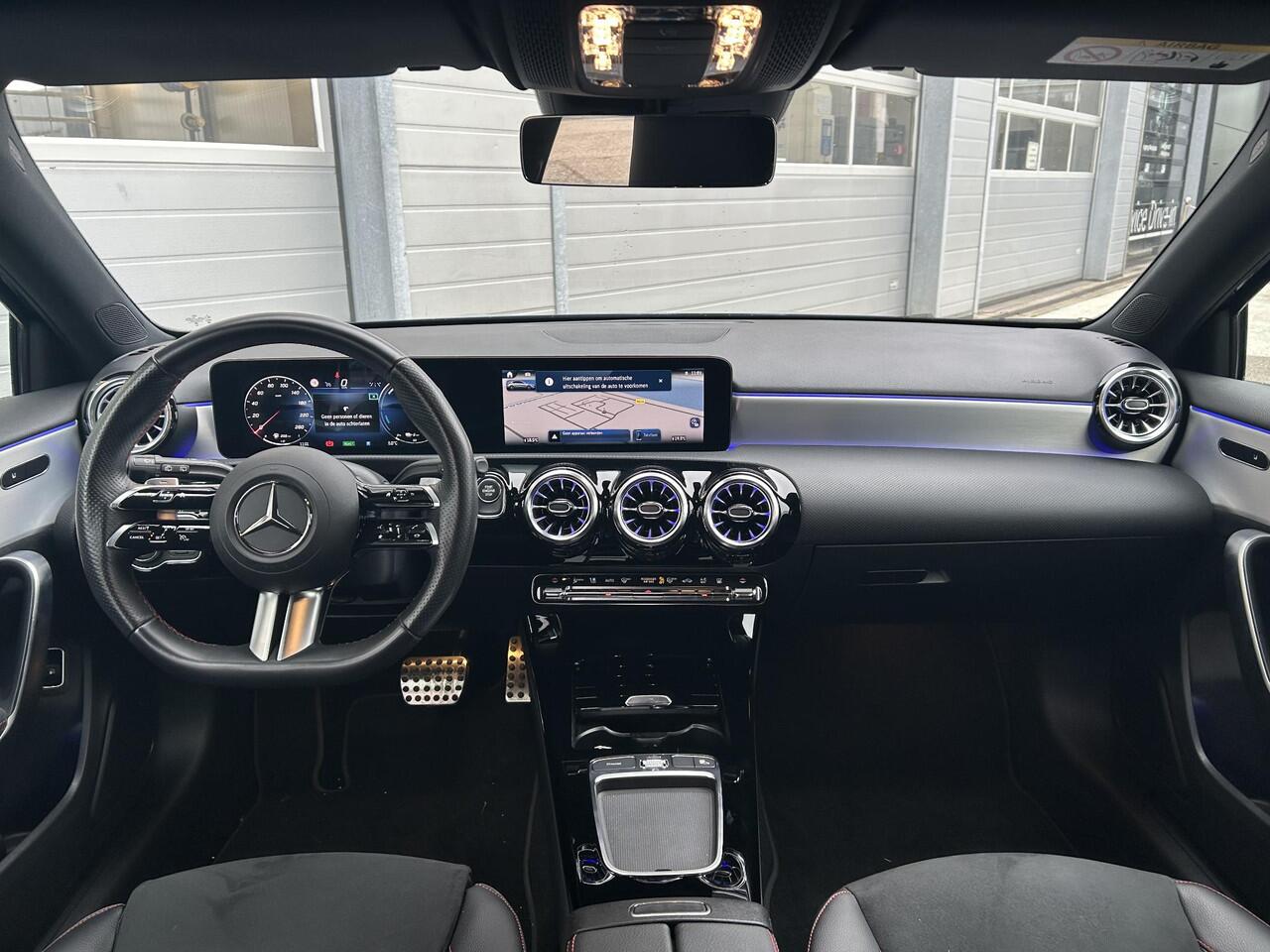 Mercedes-Benz A-KLASSE 250 e AMG Line | Night Pakket | Apple CarPlay | Android Auto | Sfeerverlichting | Stoelverwarming | Achteruitrijcamera | Parkeersensoren | Elektrisch Inklapbare Buitenspiegels
