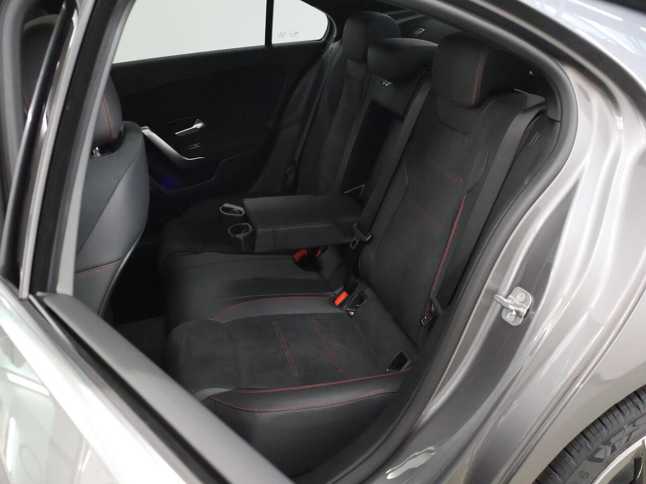 Mercedes-Benz A-KLASSE 250 e Limousine Business Solution AMG | Panoramadak | Stoelverwarming | Sfeerverlichiting | Achteruitrijcamera | Widescreen |