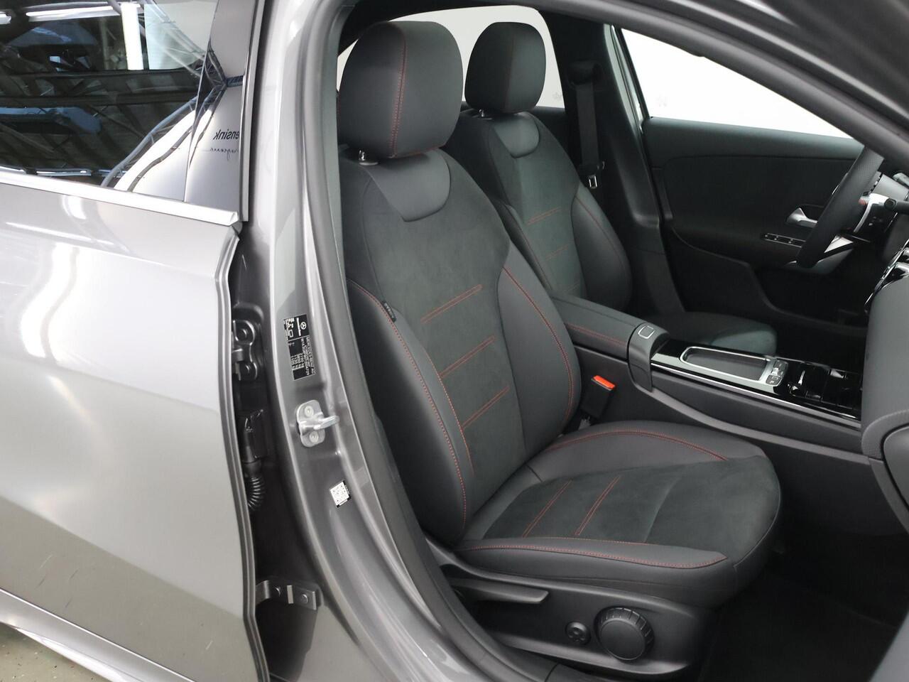 Mercedes-Benz A-KLASSE 250 e Limousine Business Solution AMG | Panoramadak | Stoelverwarming | Sfeerverlichiting | Achteruitrijcamera | Widescreen |