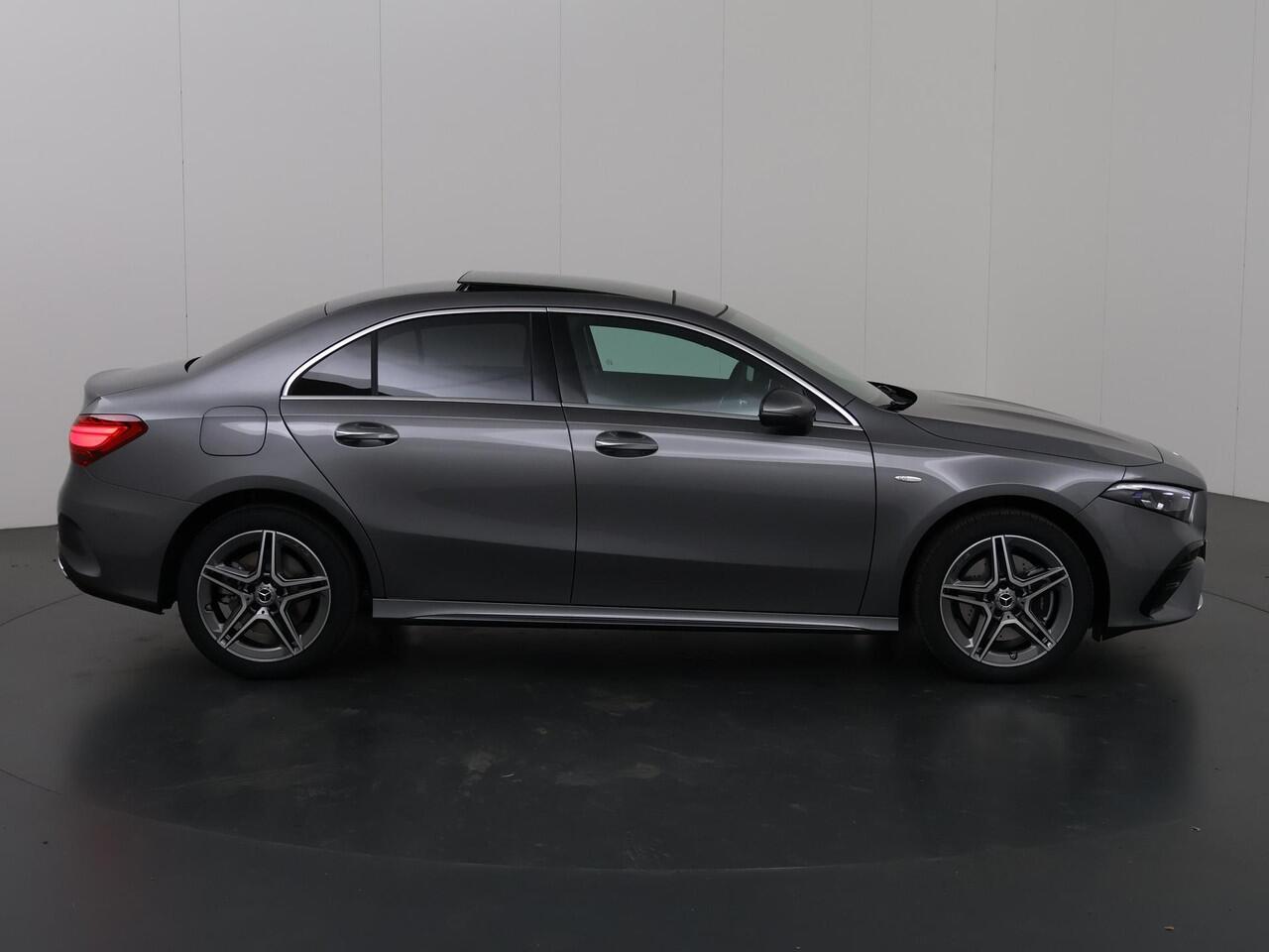 Mercedes-Benz A-KLASSE 250 e Limousine Business Solution AMG | Panoramadak | Stoelverwarming | Sfeerverlichiting | Achteruitrijcamera | Widescreen |