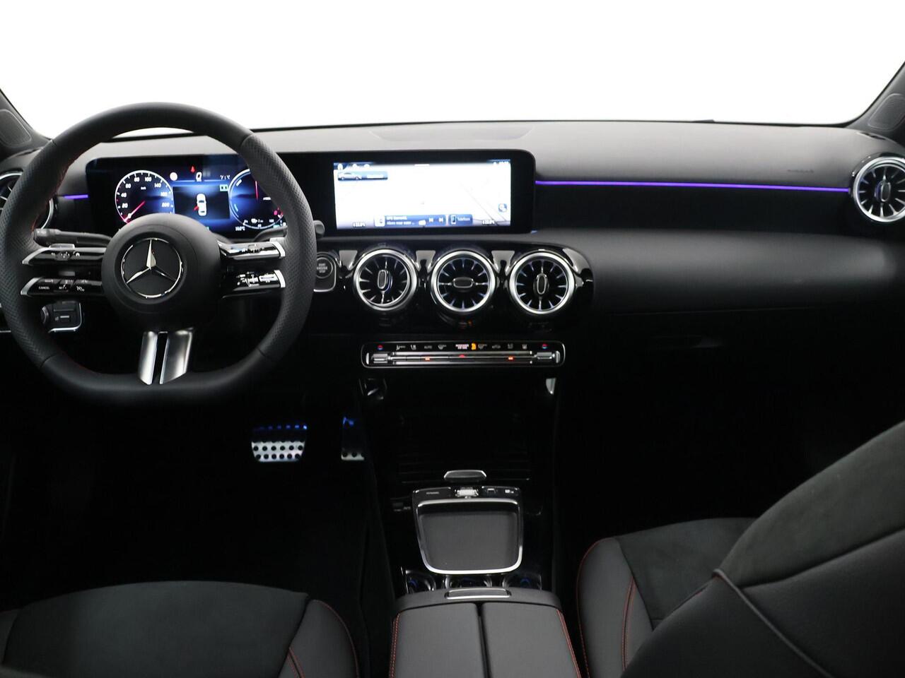 Mercedes-Benz A-KLASSE 250 e Limousine Business Solution AMG | Panoramadak | Stoelverwarming | Sfeerverlichiting | Achteruitrijcamera | Widescreen |