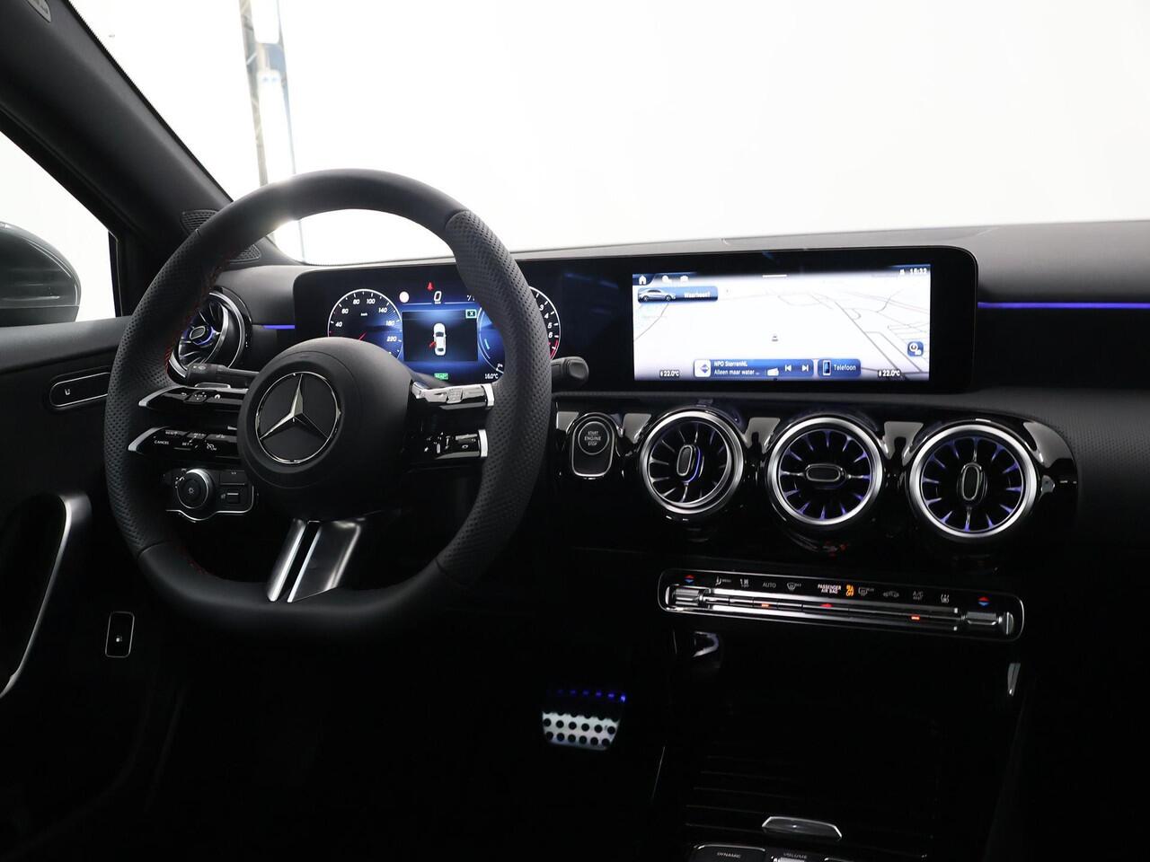 Mercedes-Benz A-KLASSE 250 e Limousine Business Solution AMG | Panoramadak | Stoelverwarming | Sfeerverlichiting | Achteruitrijcamera | Widescreen |