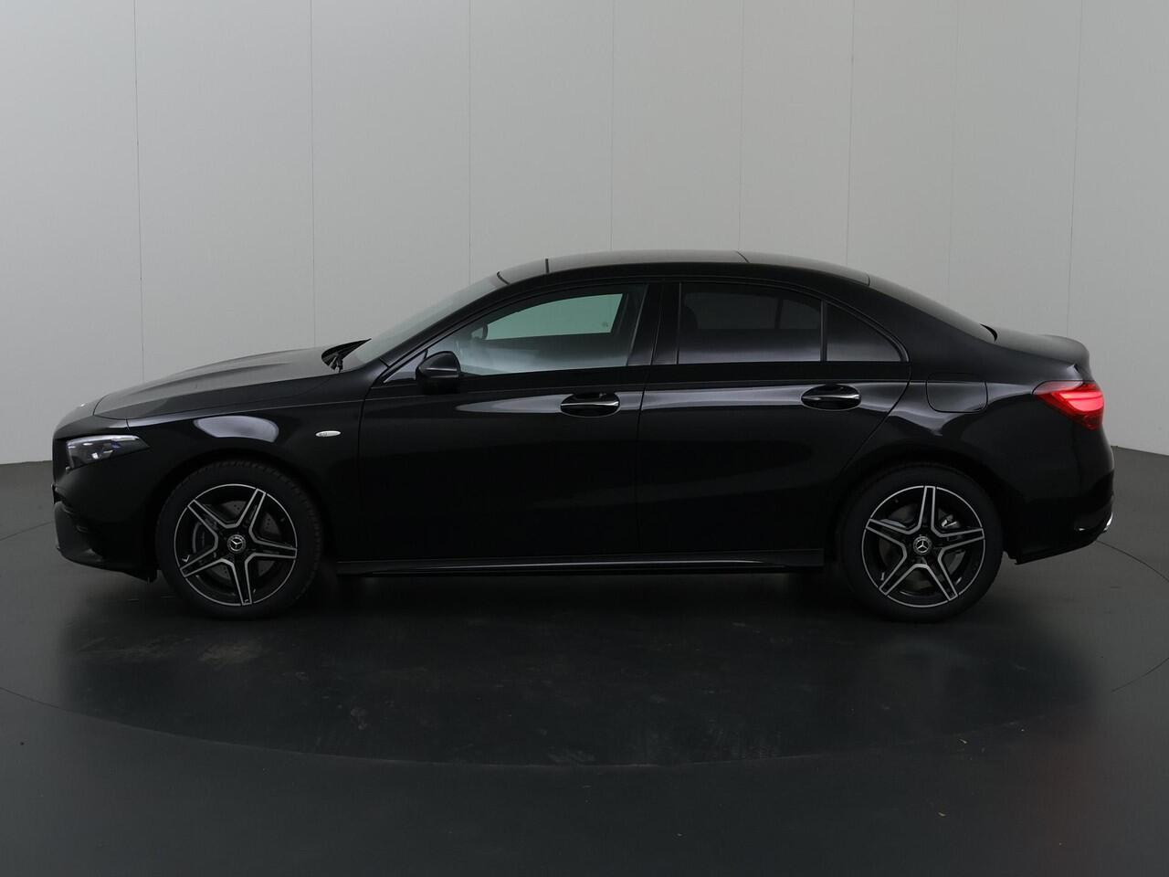 Mercedes-Benz A-KLASSE 250 e Limousine Business Solution AMG | Panoramadak | Multibeam-Led | 19 AMG velgen | Night pakket