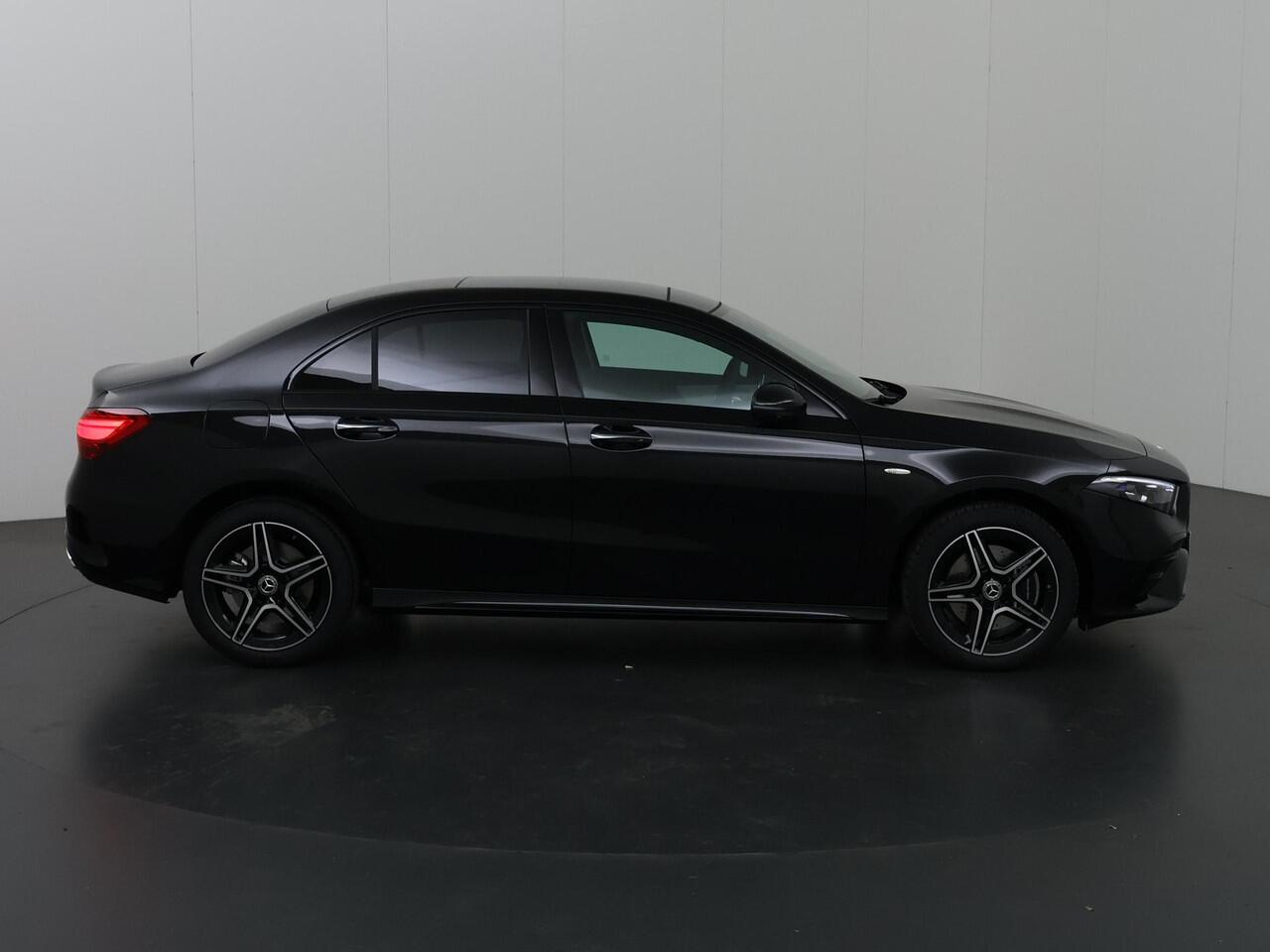 Mercedes-Benz A-KLASSE 250 e Limousine Business Solution AMG | Panoramadak | Multibeam-Led | 19 AMG velgen | Night pakket
