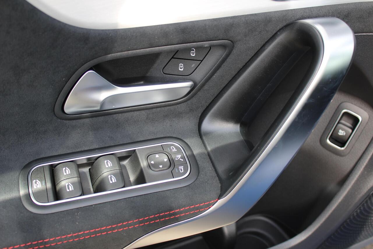 Mercedes-Benz A-KLASSE Limousine 180 Star Edition Panorama dak