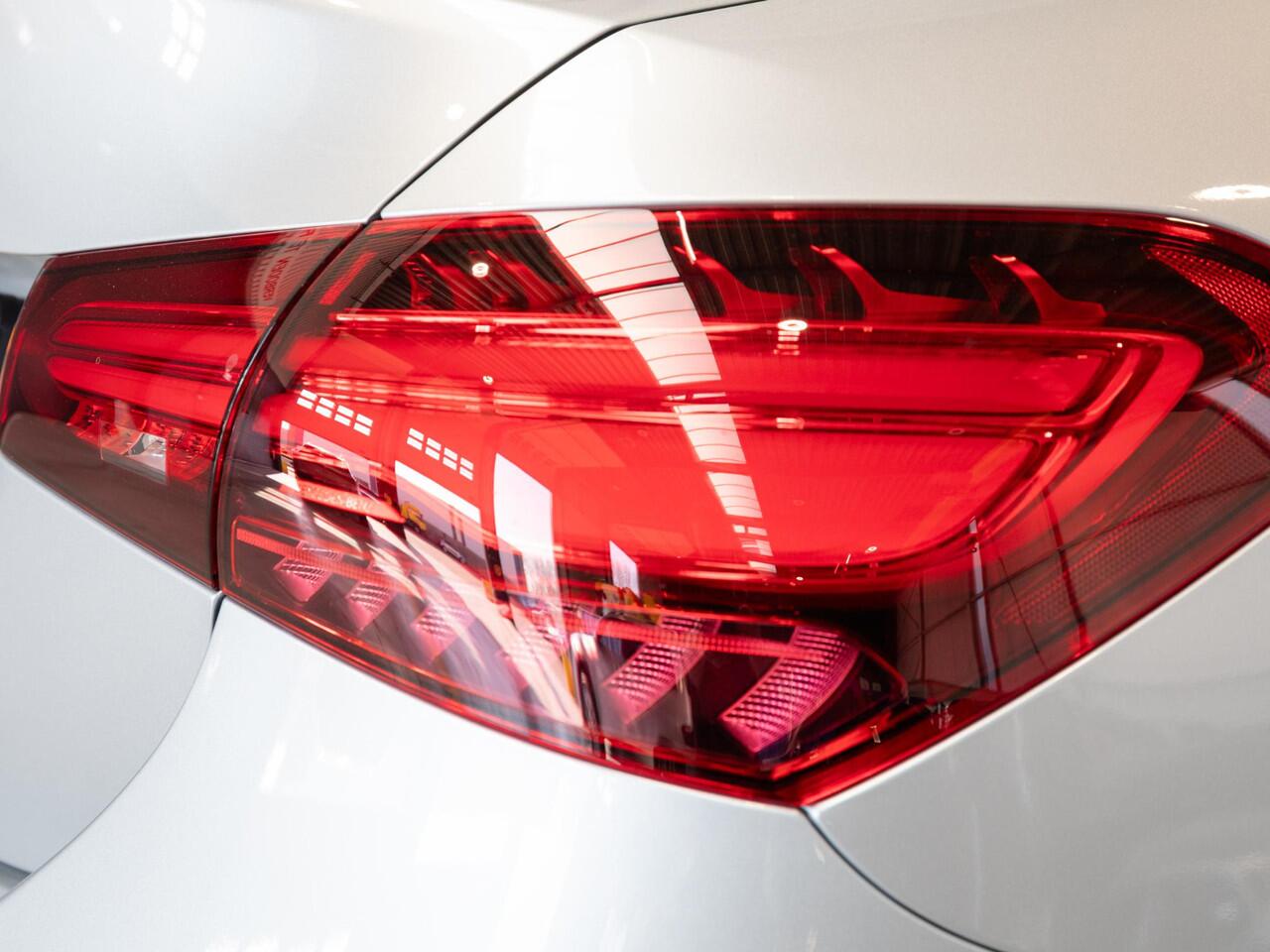 Mercedes-Benz A-KLASSE Limousine 180 Star Edition AMG Line PLUS Panorama dak