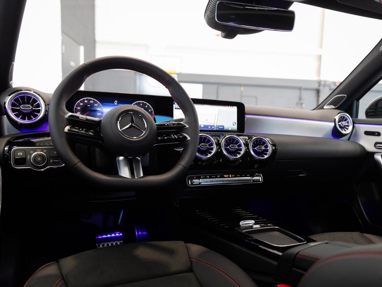 Mercedes-Benz A-KLASSE Limousine 180 Star Edition AMG Line PLUS Panorama dak