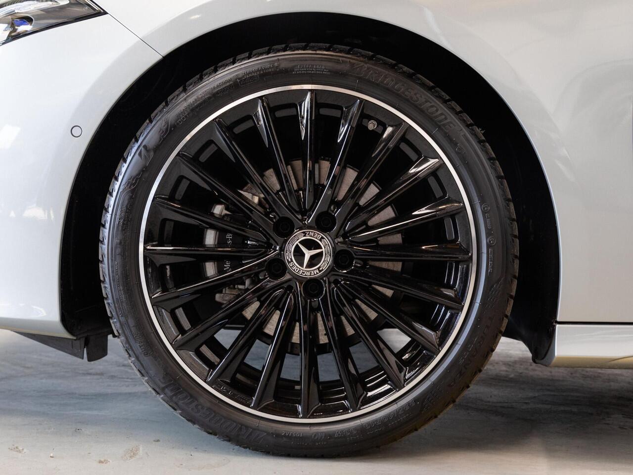 Mercedes-Benz A-KLASSE Limousine 180 Star Edition AMG Line PLUS Panorama dak