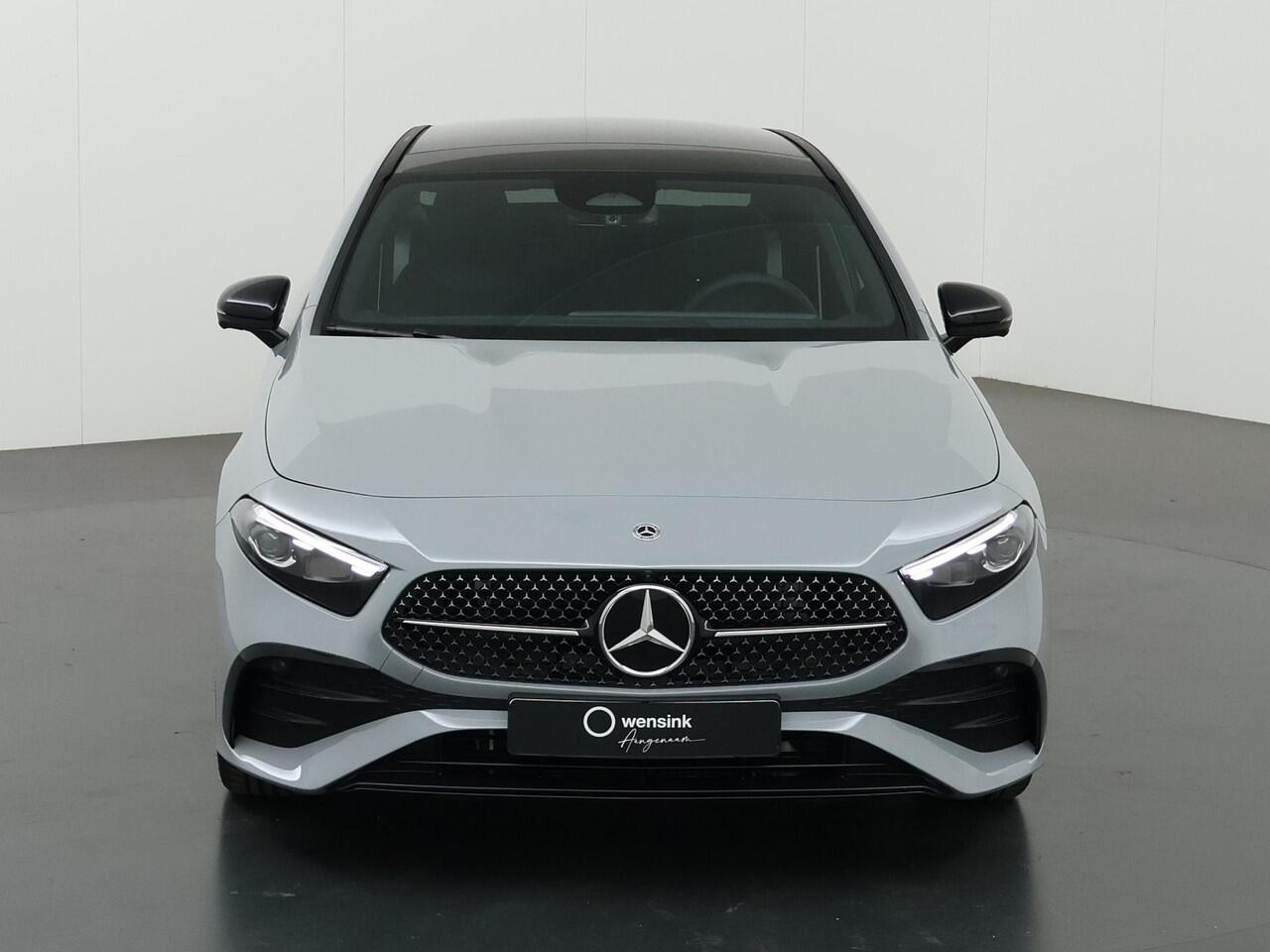 Mercedes-Benz A-KLASSE 180 Business Solution AMG | Night edition | Panoramadak | Memory stoelen | Head-up display | Stoelverwarming | Dodehoekassistent | AMG Line Plus