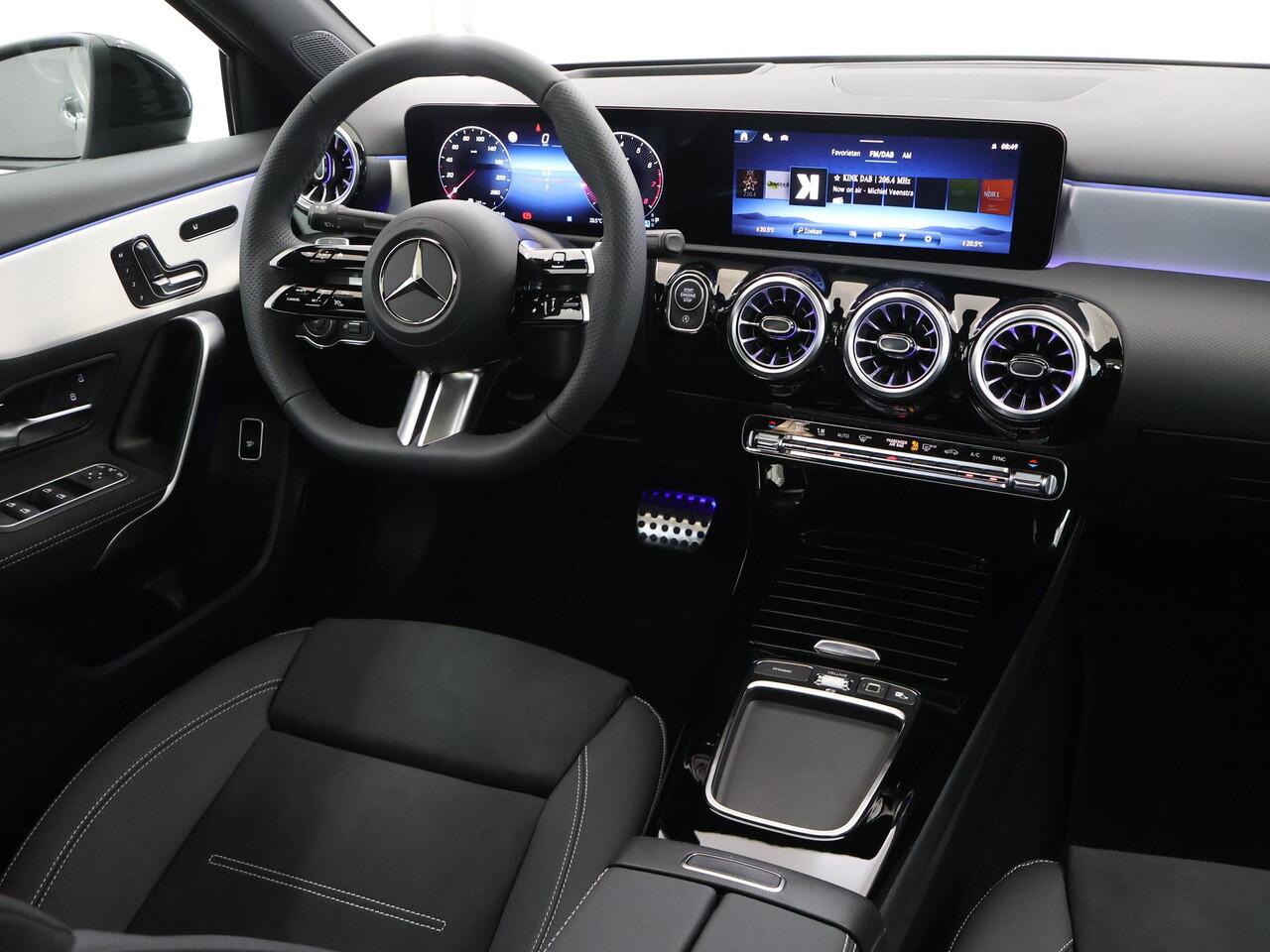 Mercedes-Benz A-KLASSE 180 Business Solution AMG | Night edition | Panoramadak | Memory stoelen | Head-up display | Stoelverwarming | Dodehoekassistent | AMG Line Plus