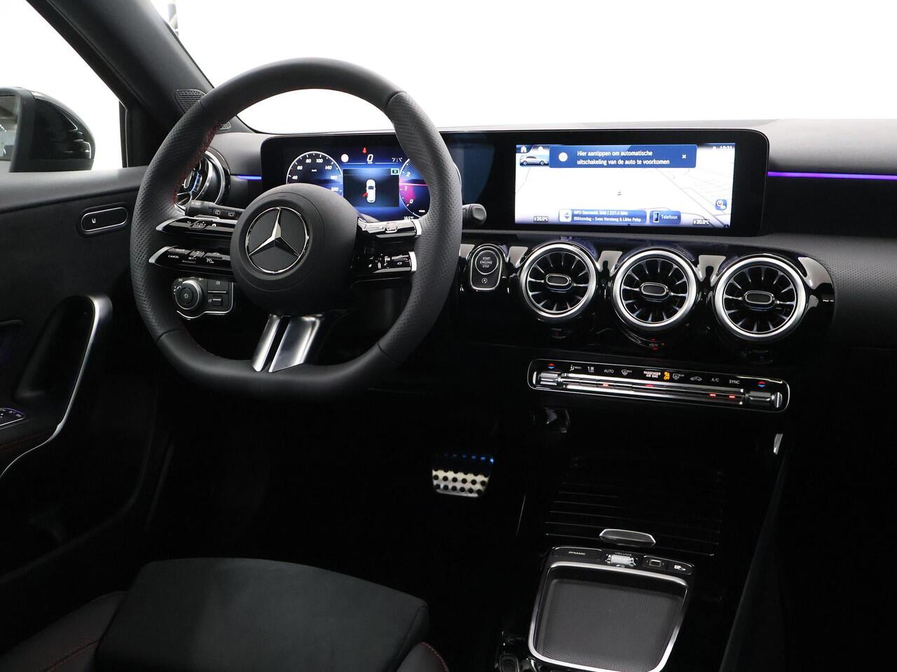 Mercedes-Benz A-KLASSE 180 Business Solution AMG | Elektrisch bedienbaar panorama-dak | Achteruitrijcamera | 19inch Multispaak velgen | Mulitbeam koplampen