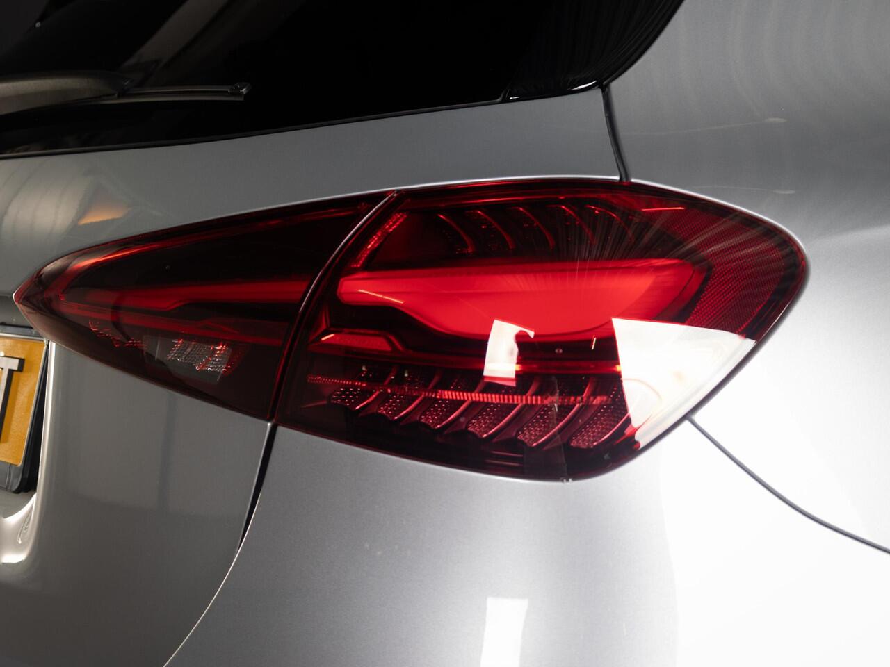 Mercedes-Benz A-KLASSE Hatchback 180 Star Edition Panorama dak