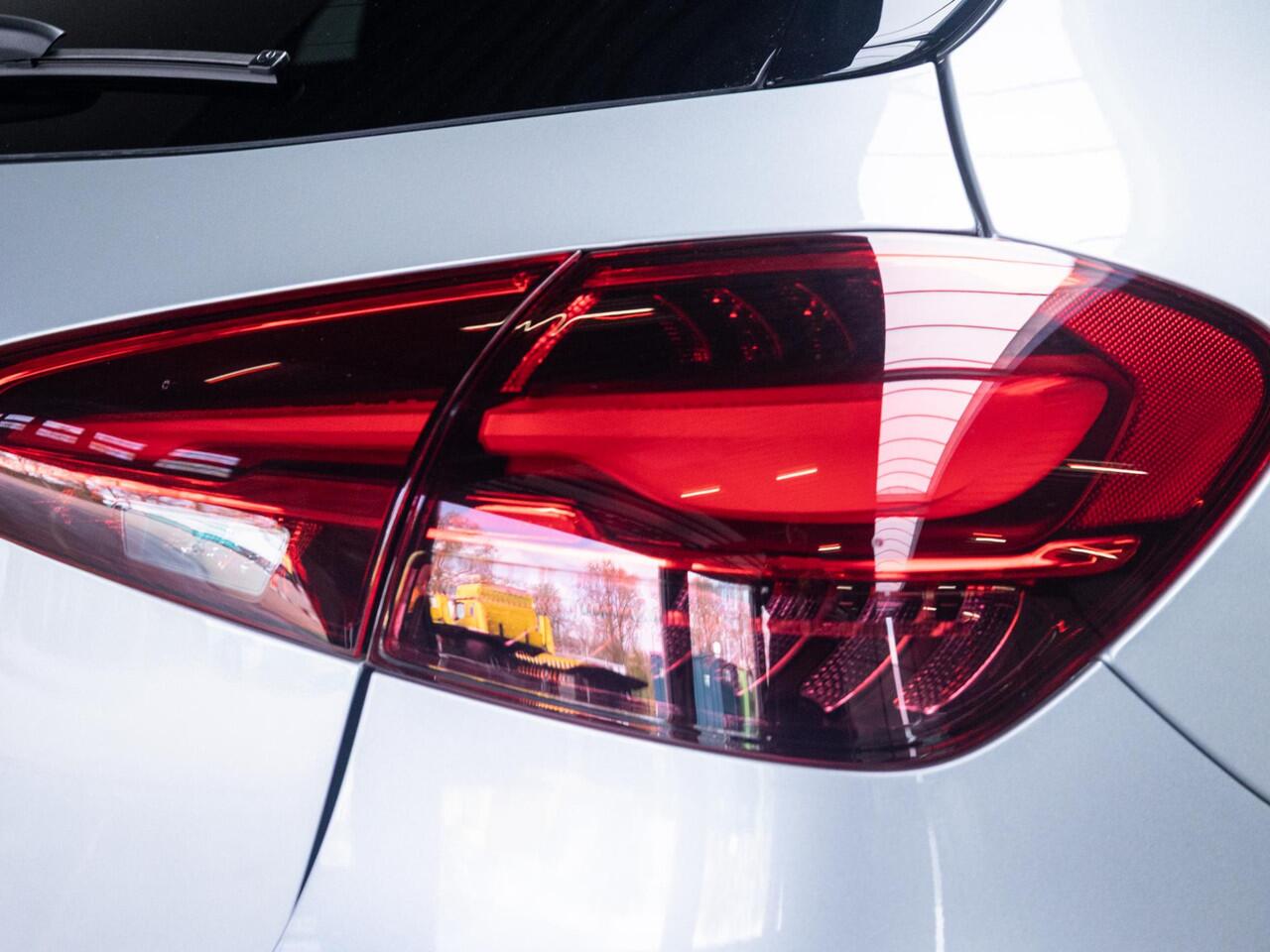 Mercedes-Benz A-KLASSE Hatchback 180 Star Edition AMG Line Premium PLUS | Panorama dak