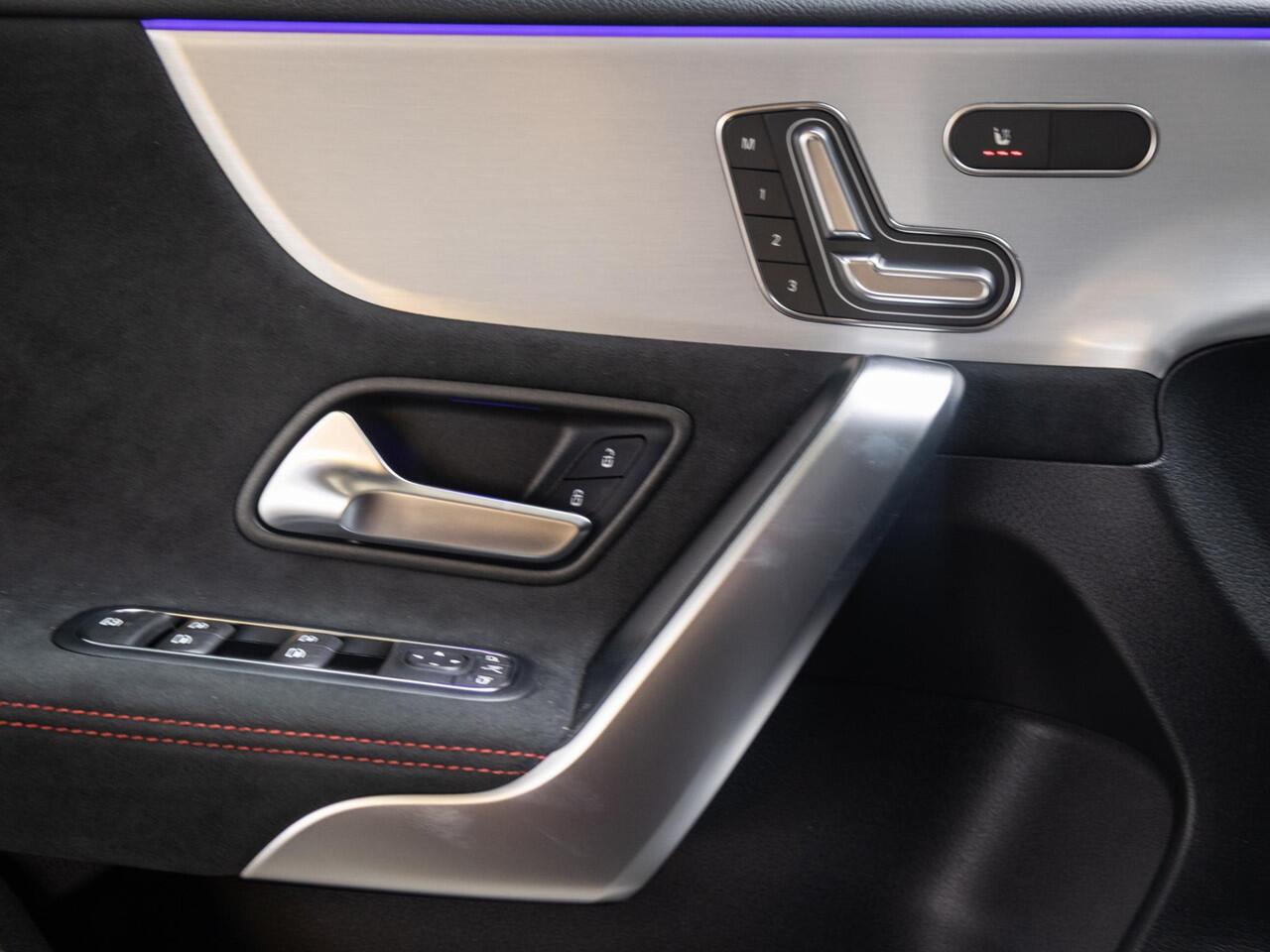 Mercedes-Benz A-KLASSE Hatchback 180 Star Edition AMG Limited Premium PLUS | Panorama dak