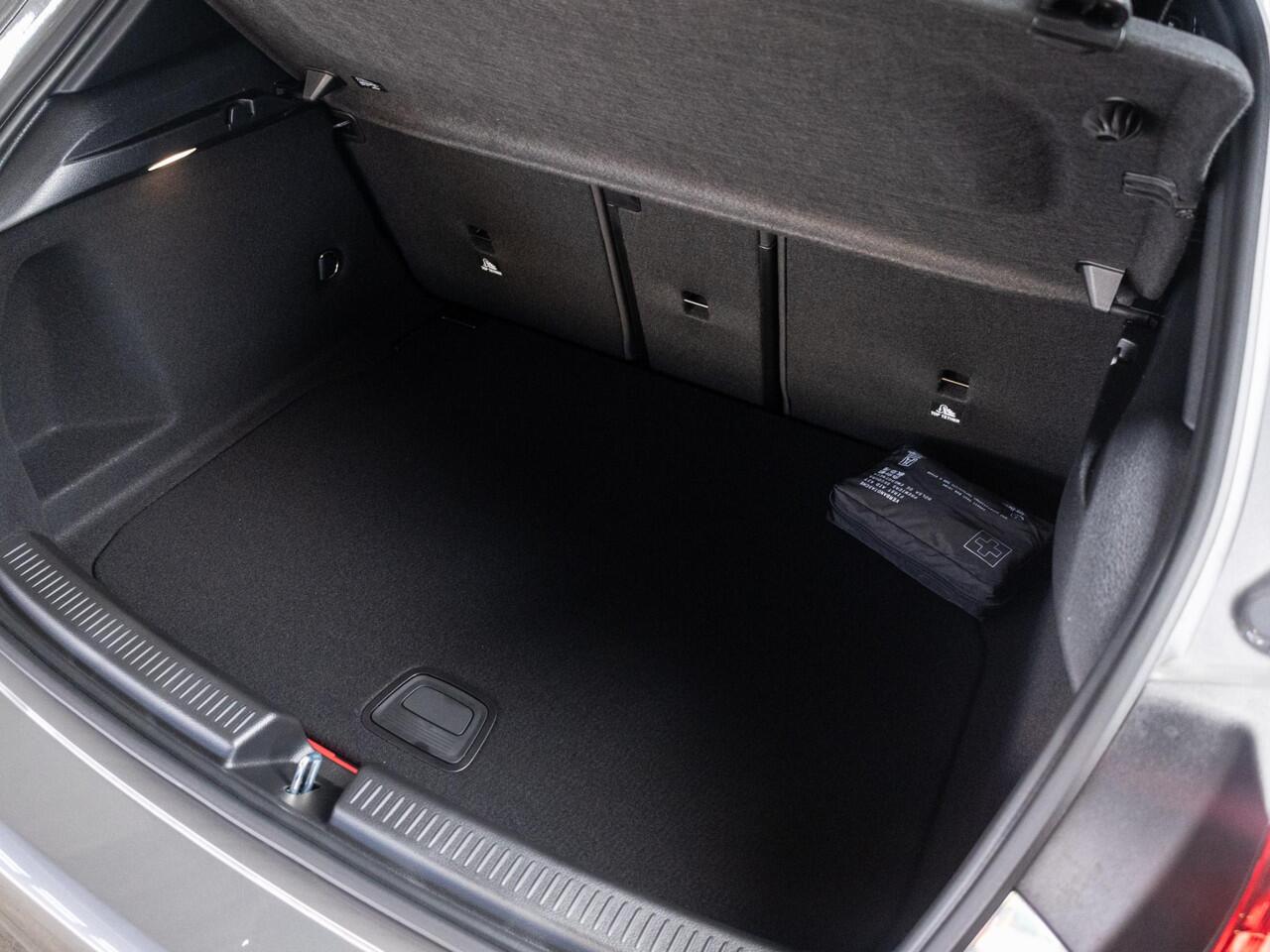 Mercedes-Benz A-KLASSE Hatchback 180 Star Edition AMG Limited Premium PLUS | Panorama dak