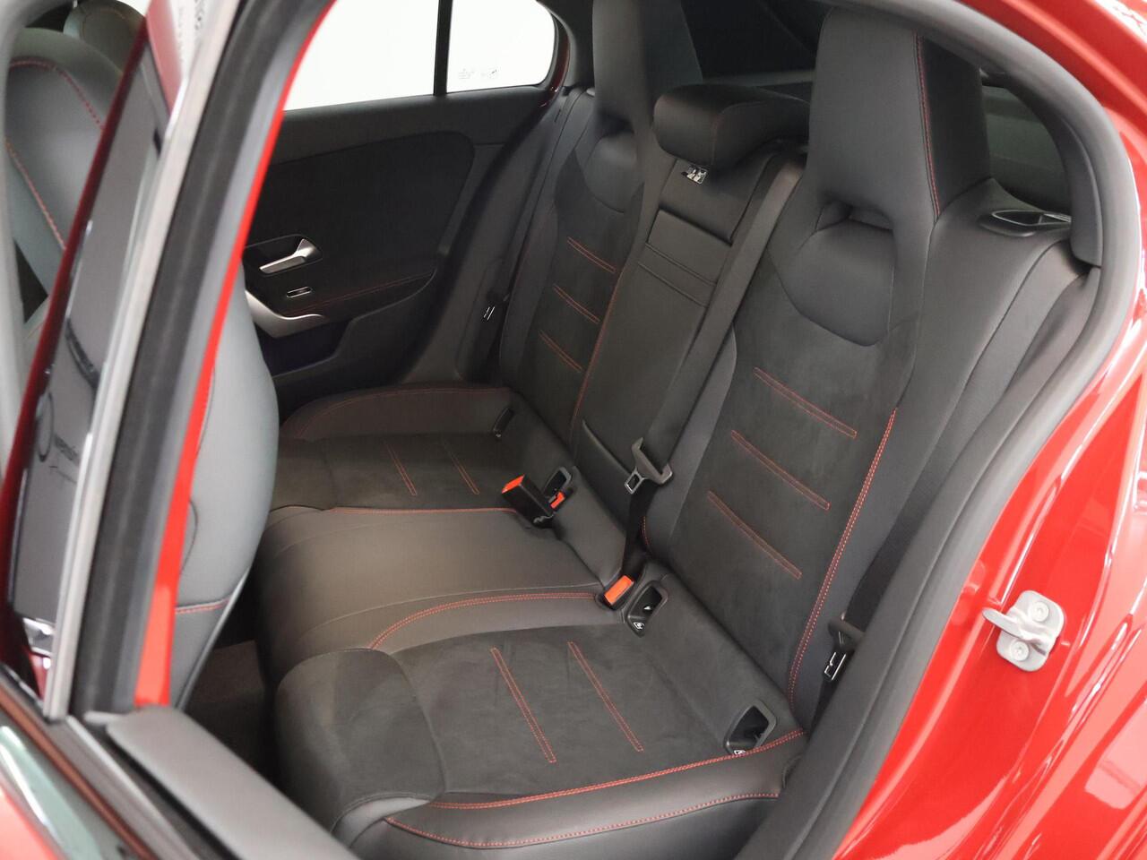 Mercedes-Benz A-KLASSE 180 Business Solution AMG | Night pakket | 19 inch velgen | Panoramadak | Keyless entry |