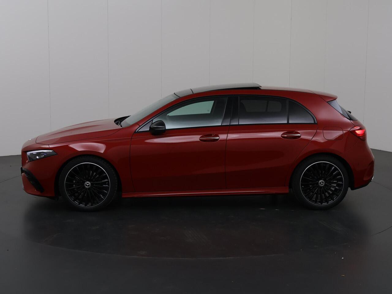 Mercedes-Benz A-KLASSE 180 Business Solution AMG | Night pakket | 19 inch velgen | Panoramadak | Keyless entry |