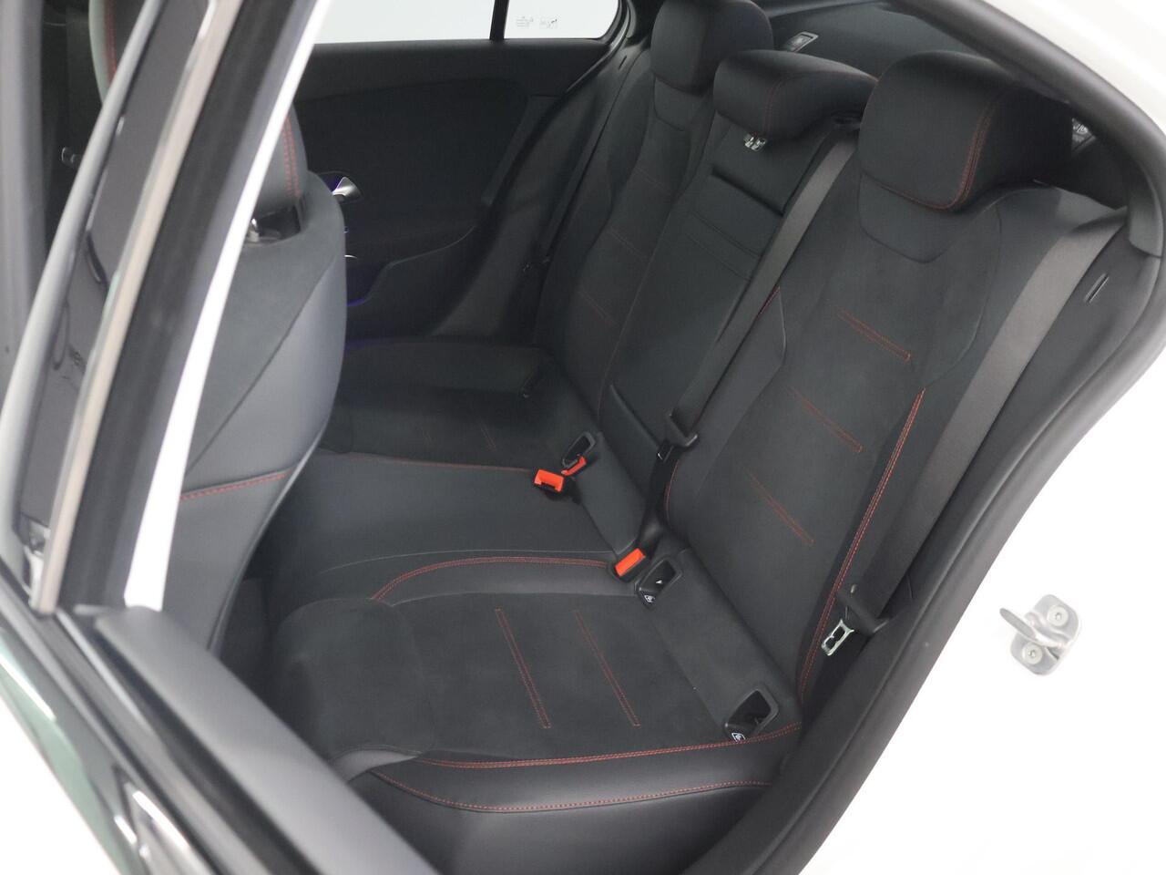 Mercedes-Benz A-KLASSE 250 e Business Solution AMG | Night Pakket | 360* Camera | Panoramadak | Dode hoek